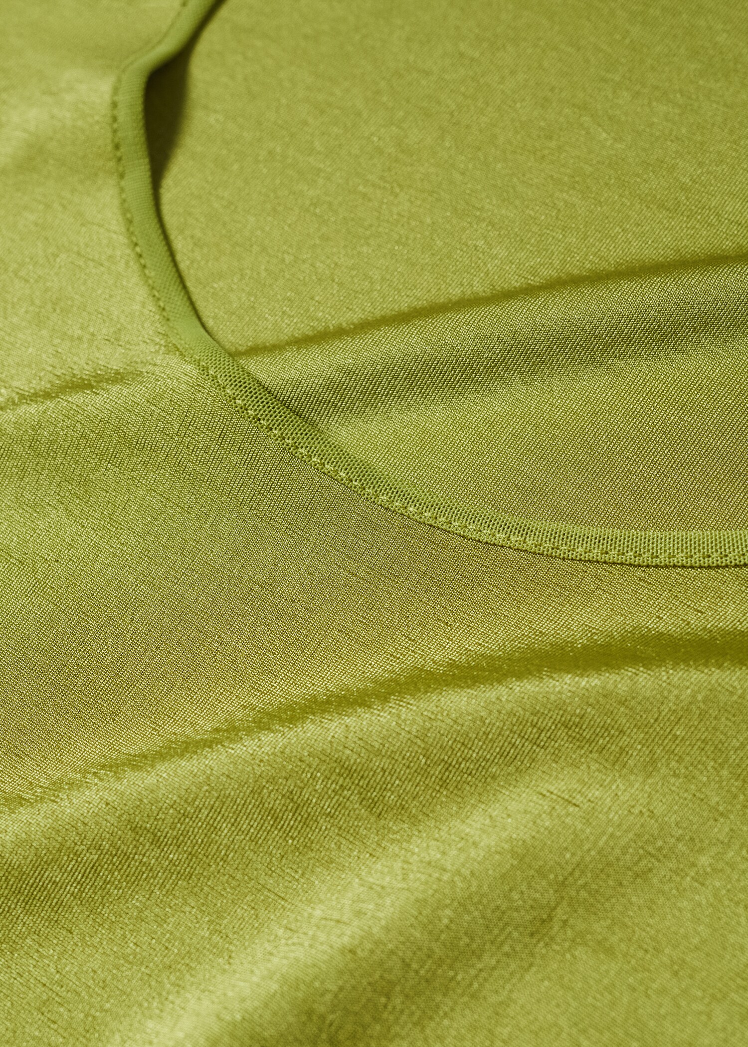 T-Shirt mit tiefem Ausschnitt - Detail des Artikels 8
