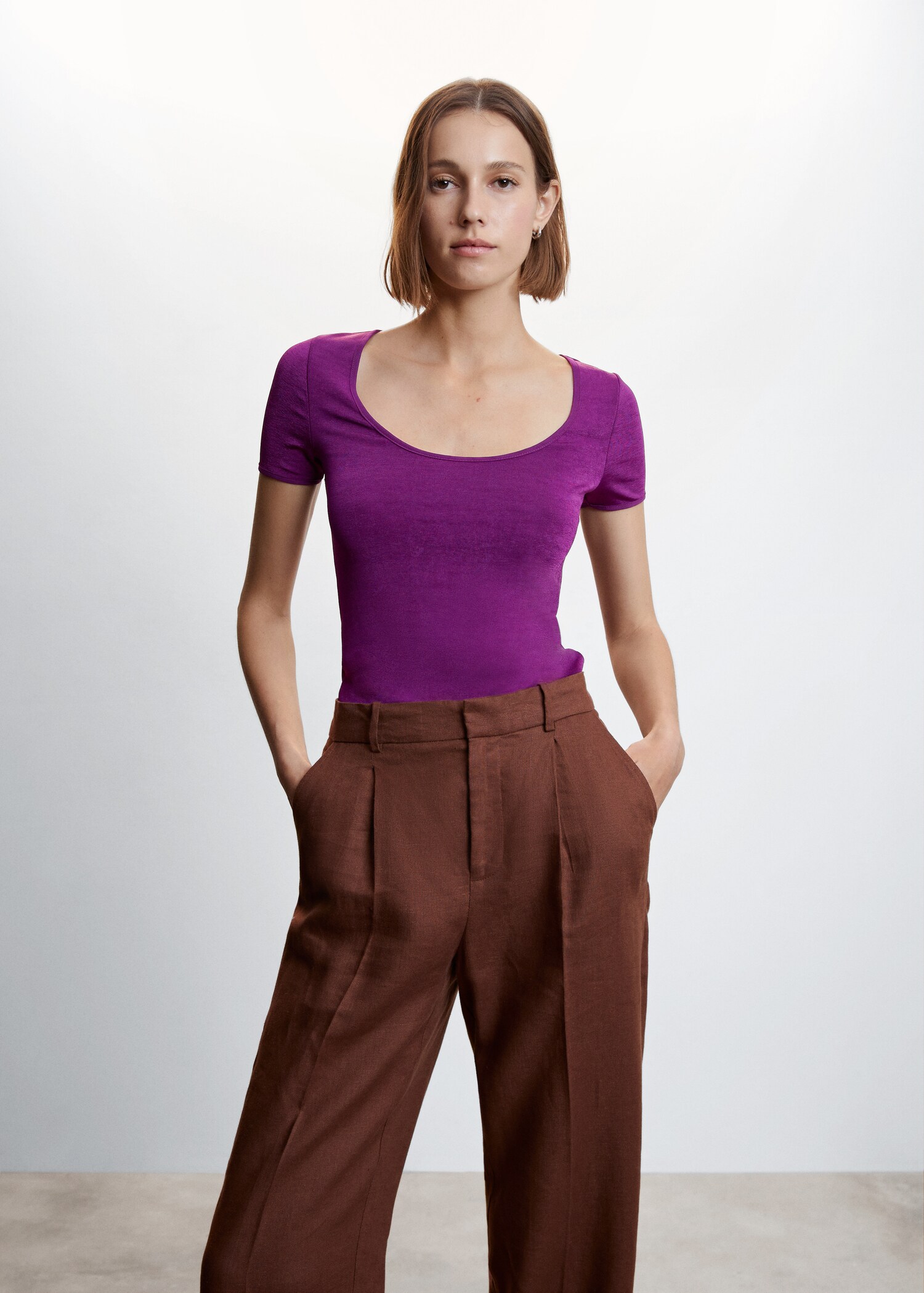 T-Shirt mit tiefem Ausschnitt - Mittlere Ansicht