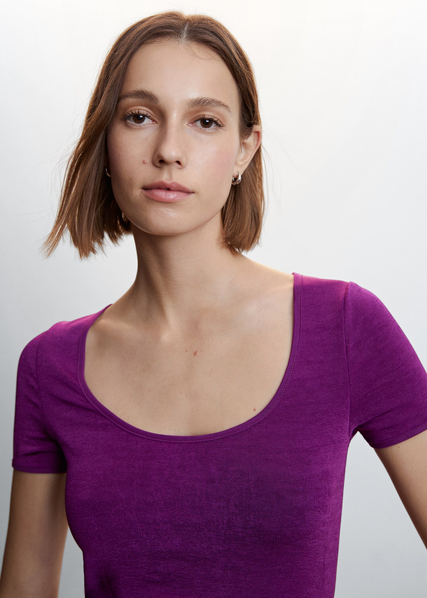 T-Shirt mit tiefem Ausschnitt - Detail des Artikels 1