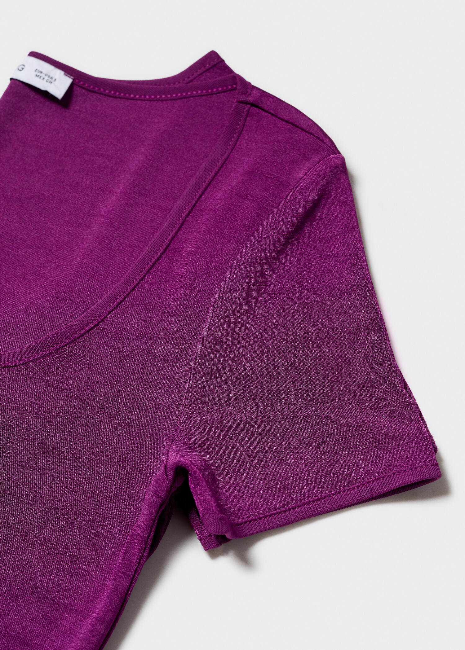 T-Shirt mit tiefem Ausschnitt - Detail des Artikels 8