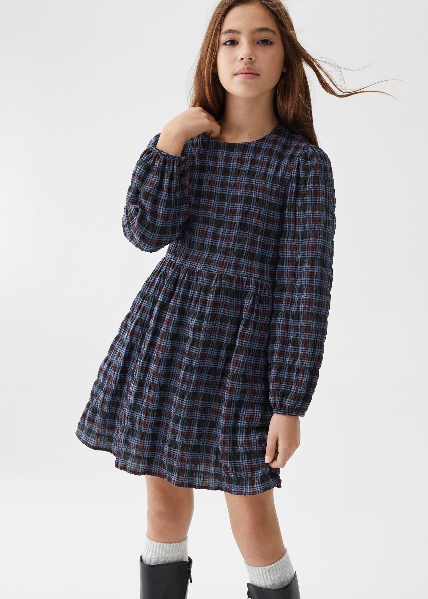 Robe à carreaux volants - Plan moyen