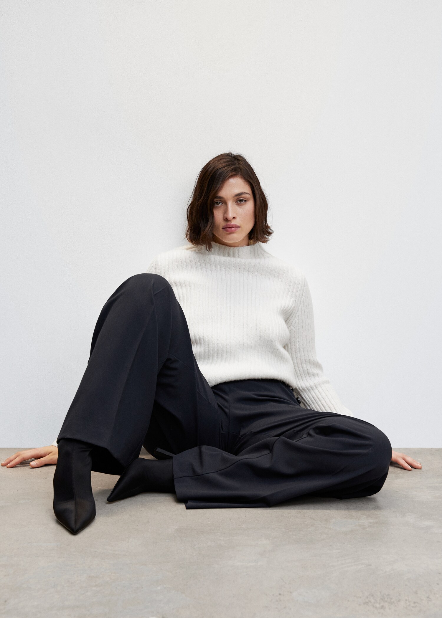 Side buttons trousers - Details of the article 4