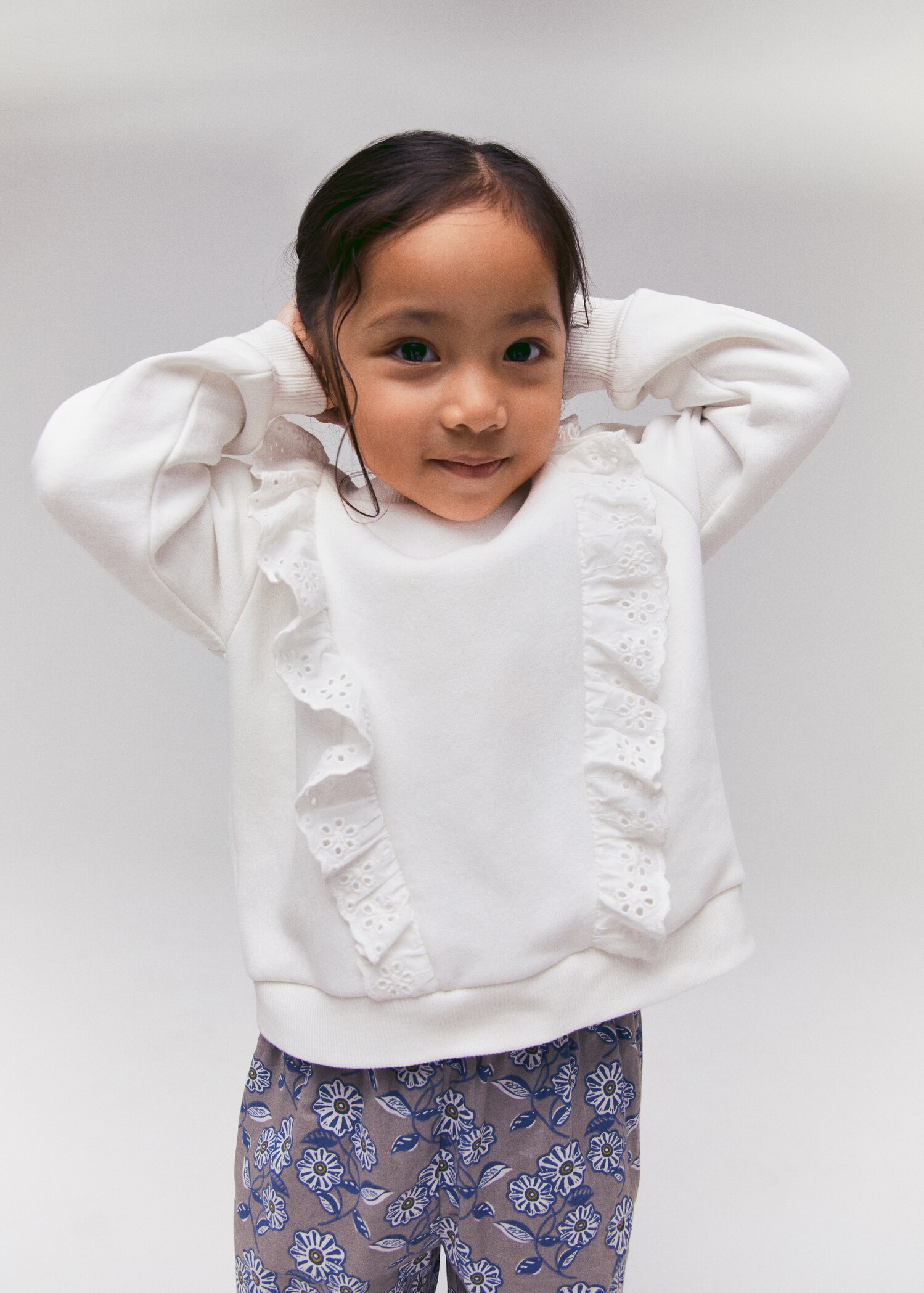 Ruffle sweatshirt with openwork details - Details of the article 4
