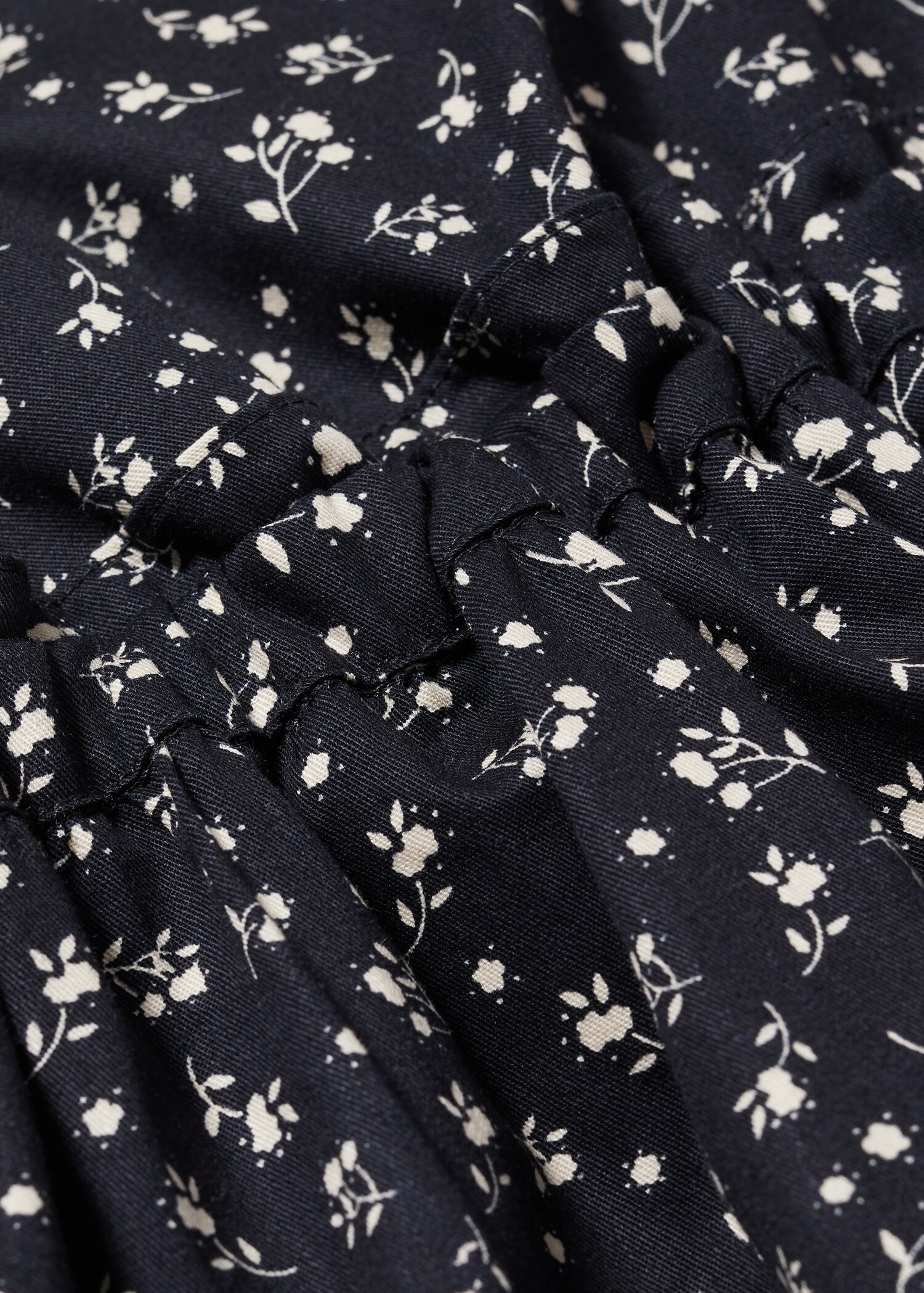 Latzhose mit Blumenmuster - Detail des Artikels 0