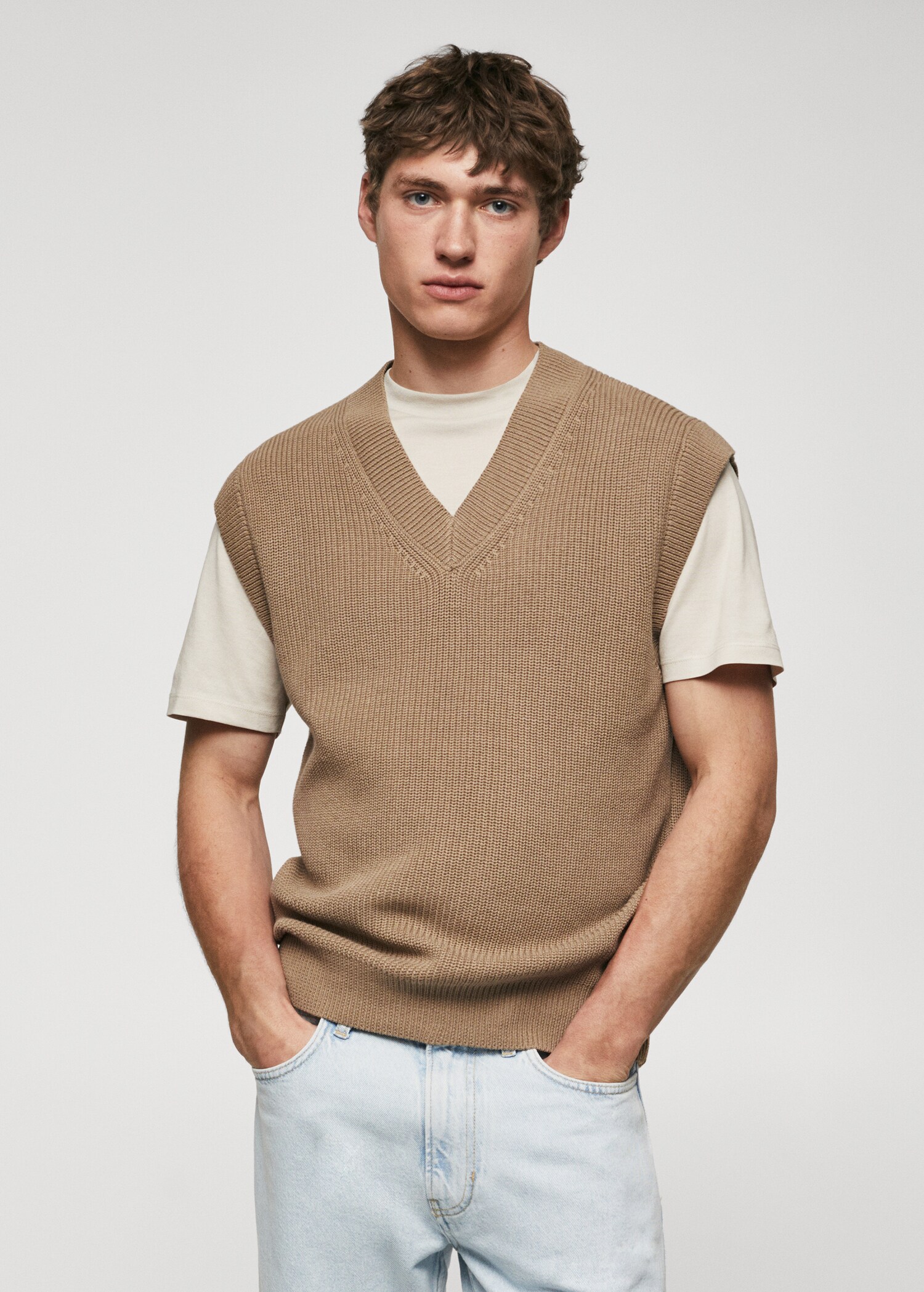 V-neck knitted gilet - Medium plane