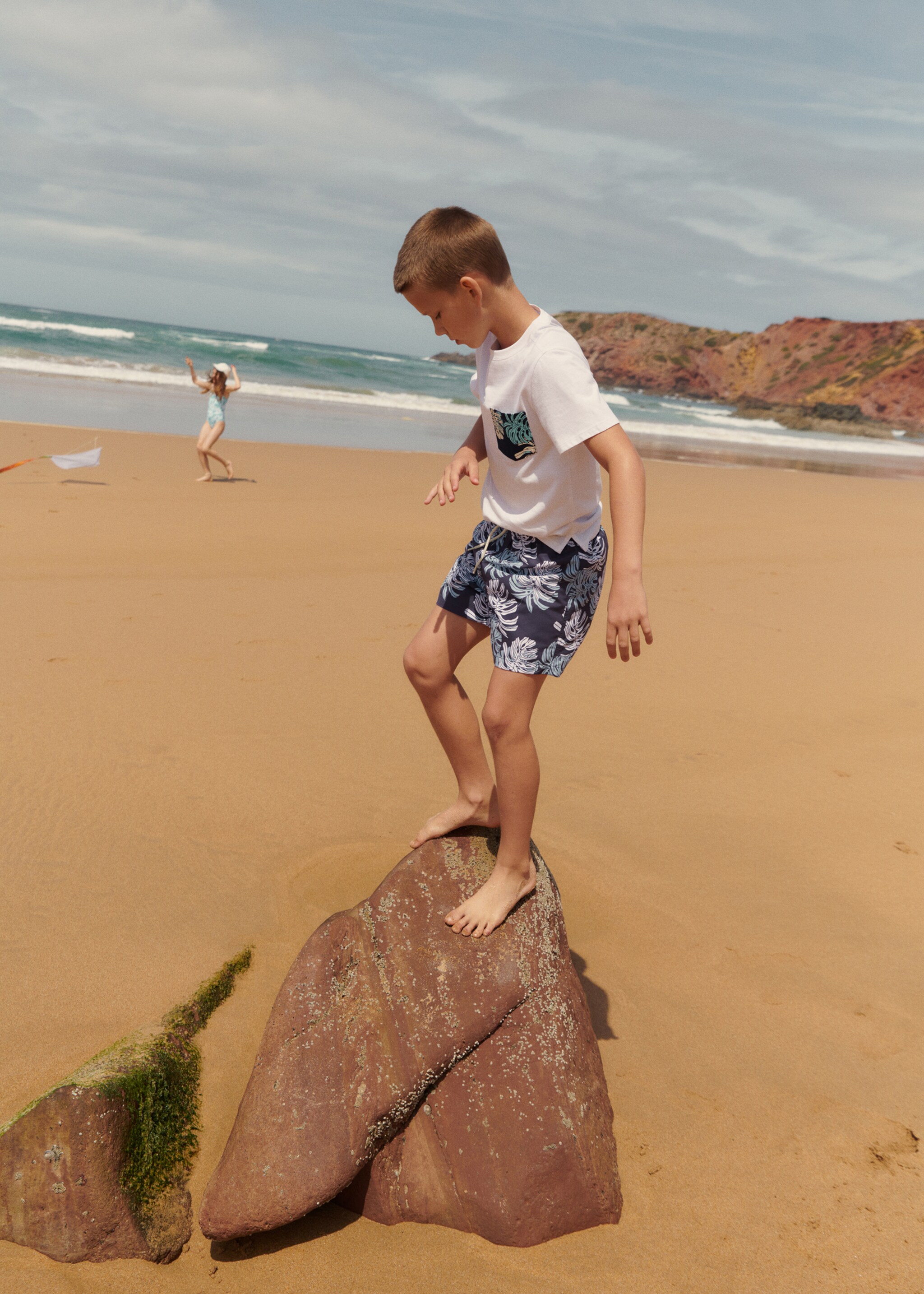 Banyador estampat fulles - Detall de l'article 5, Blau marí. Ref: 47074409-00.