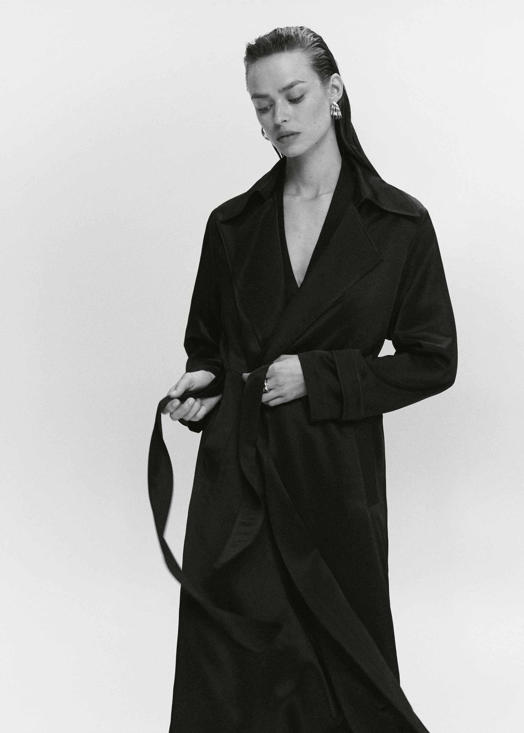 Trench satiné ceinture - Plan moyen, Noir. Ref: 47075149-00.