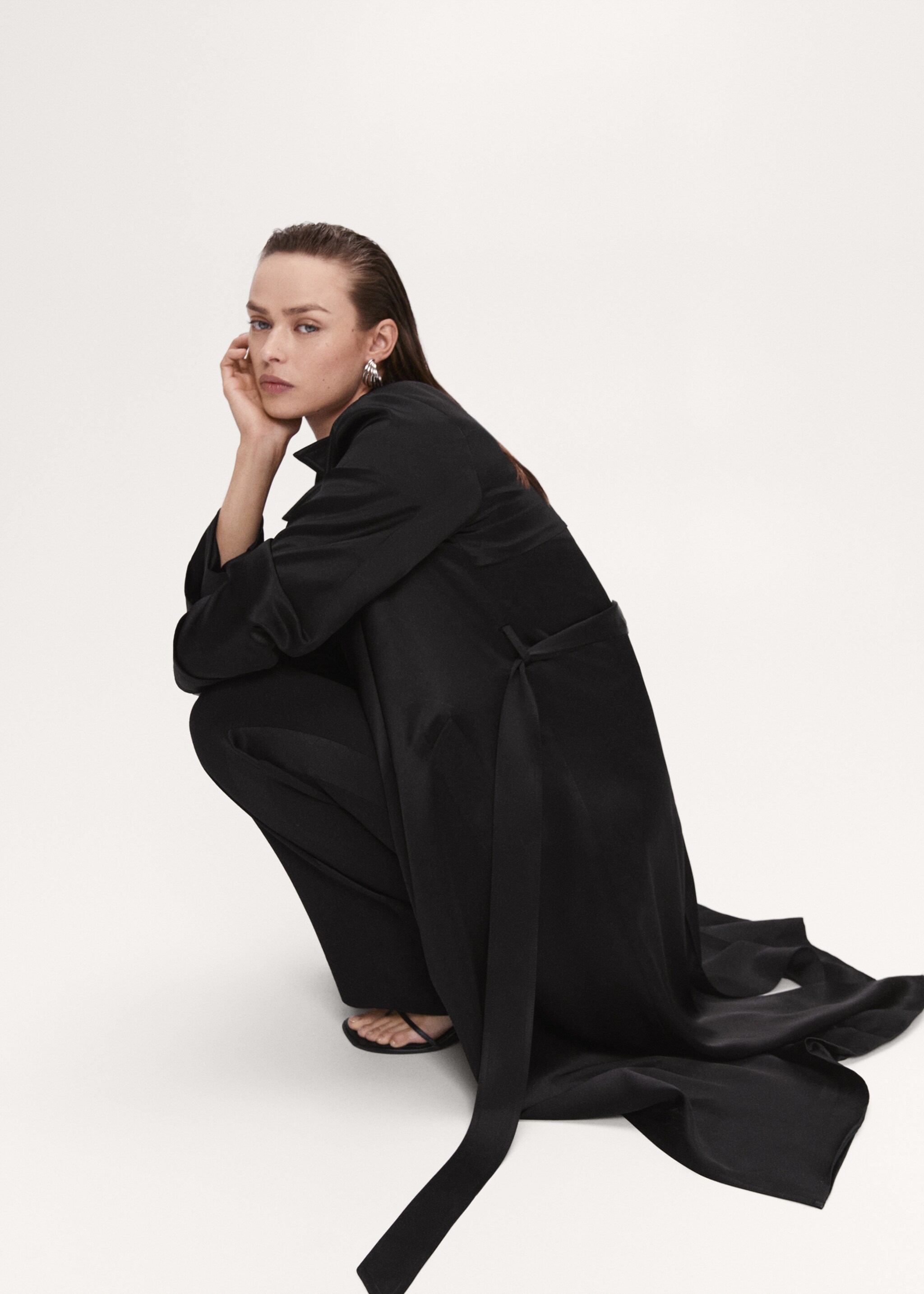 Trench satiné ceinture - Détail de l'article 2, Noir. Ref: 47075149-00.