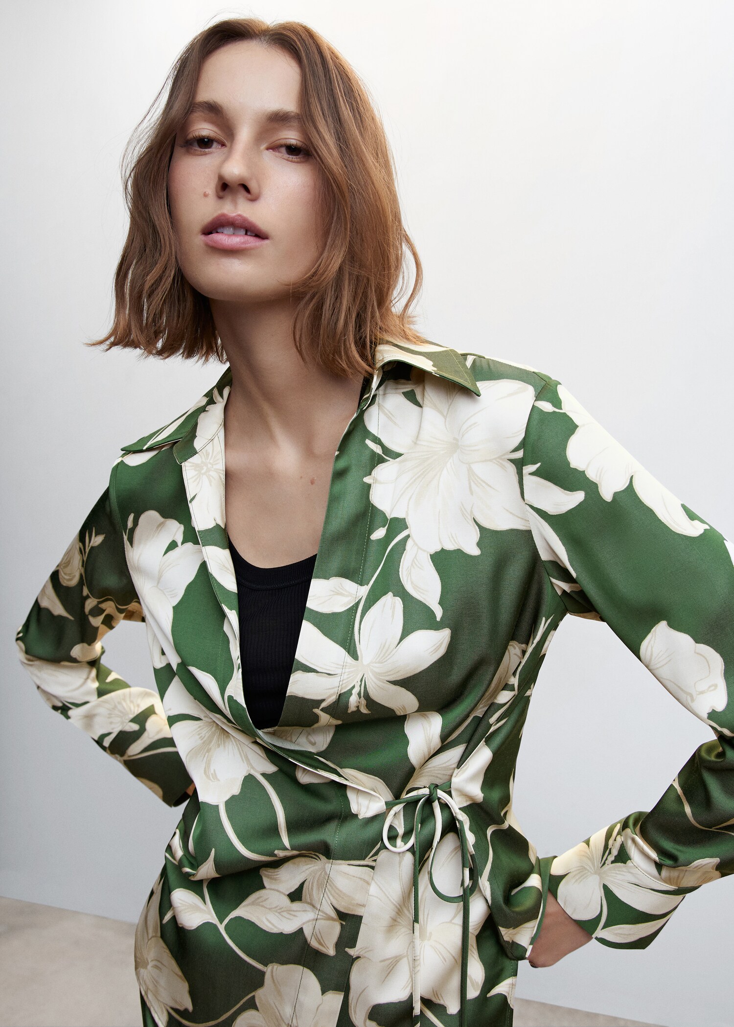 Blusa satinada floral - Plano medio
