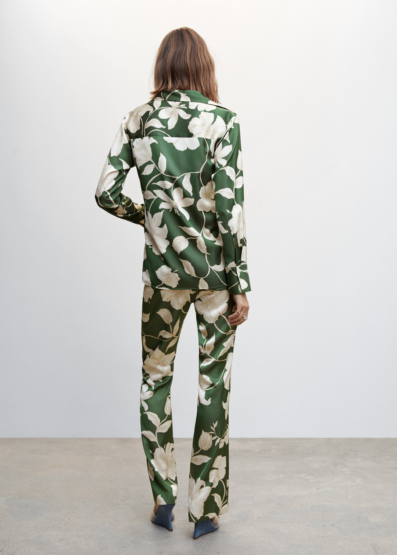 Blusa satinada floral - Reverso del artículo