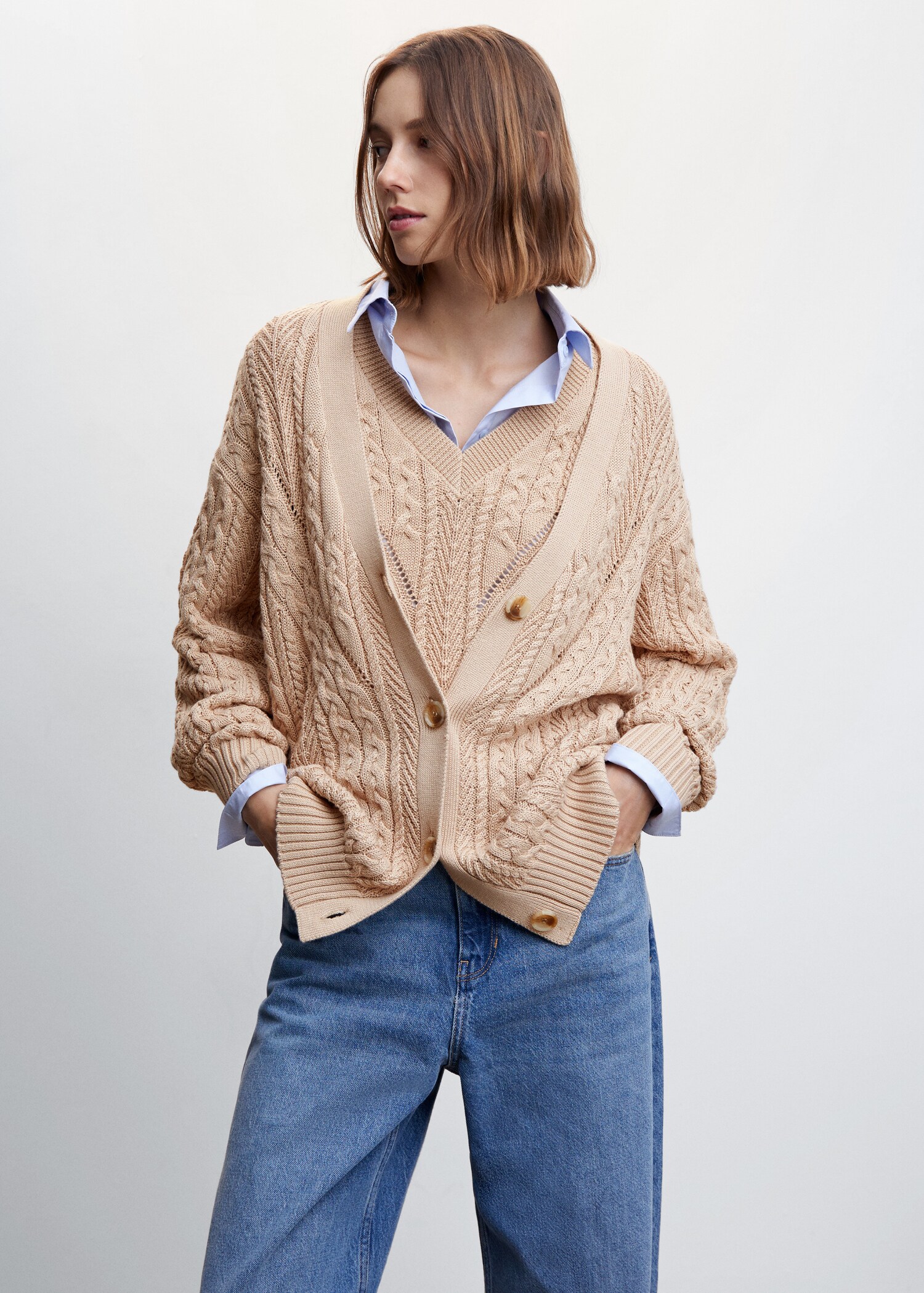 Strickjacke mit Zopfmuster und Knöpfen - Mittlere Ansicht