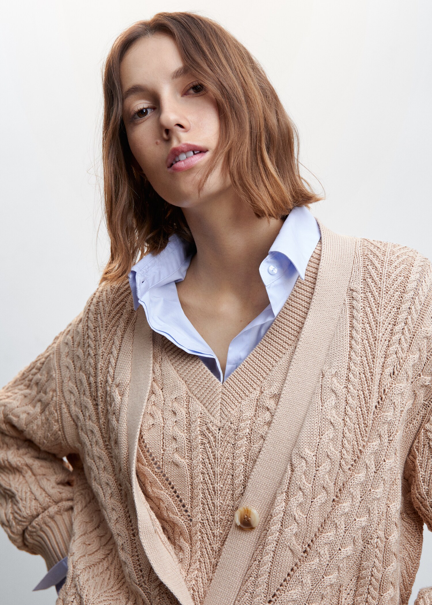 Strickjacke mit Zopfmuster und Knöpfen - Detail des Artikels 1