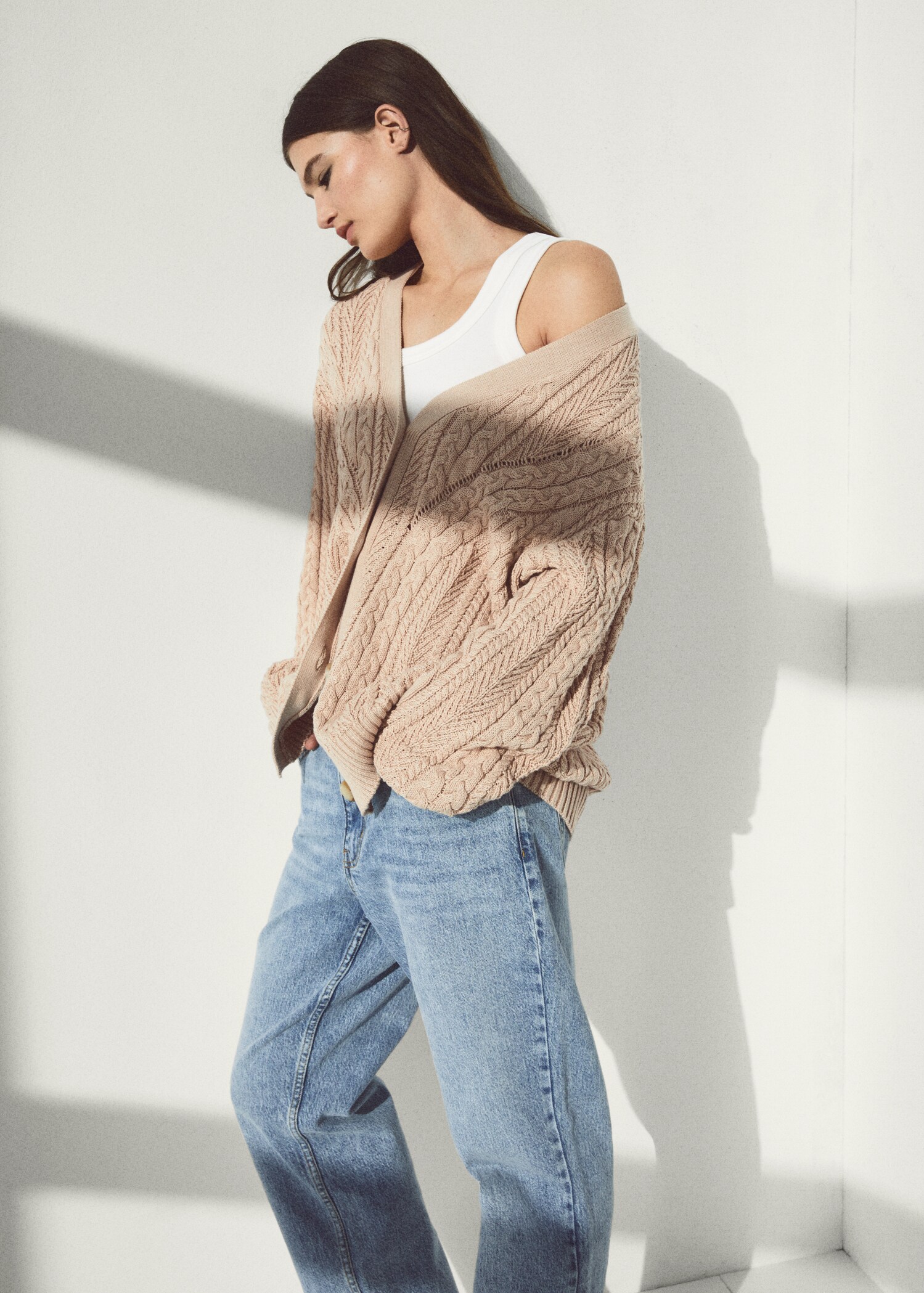 Strickjacke mit Zopfmuster und Knöpfen - Detail des Artikels 6