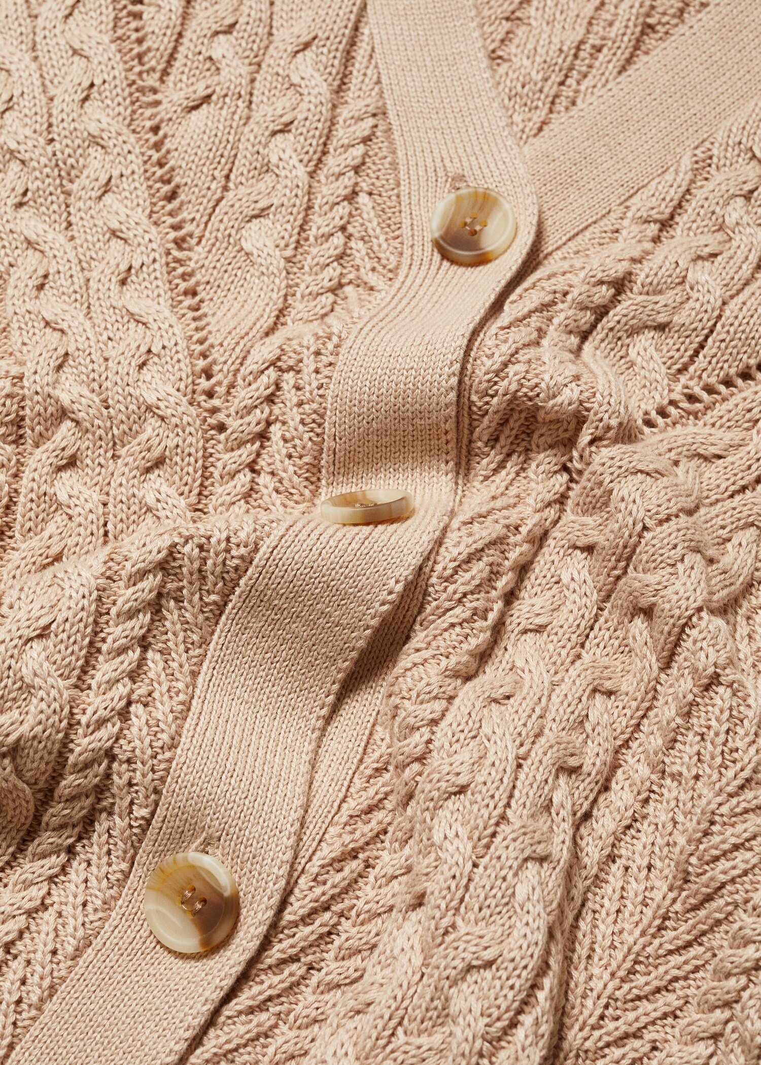 Strickjacke mit Zopfmuster und Knöpfen - Detail des Artikels 8