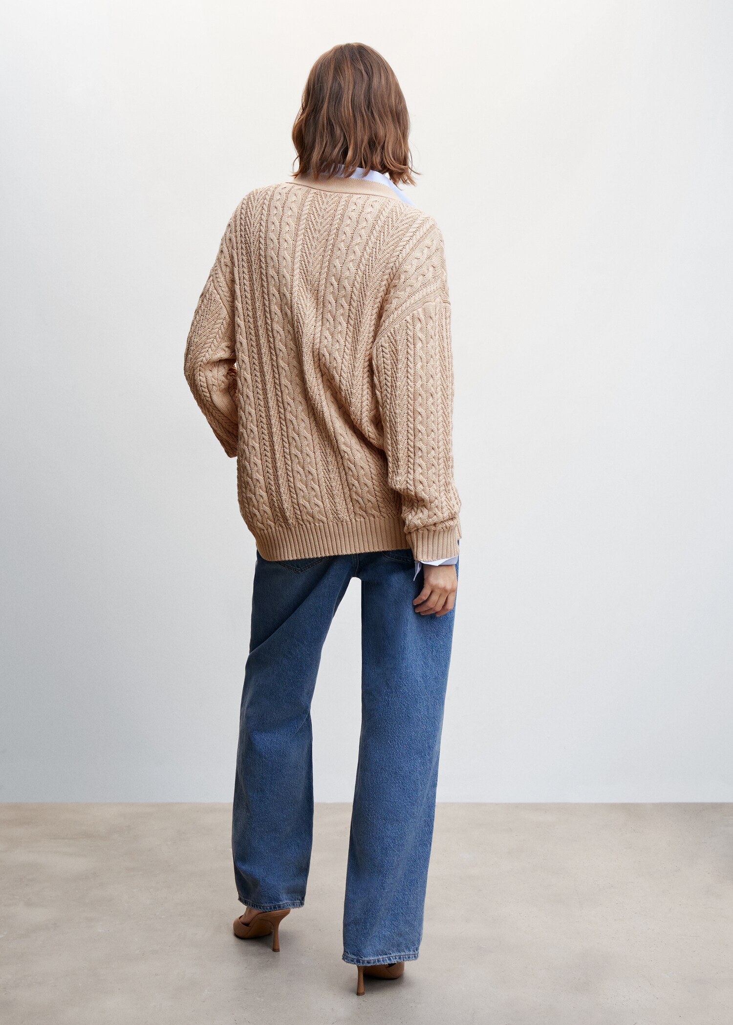 Strickjacke mit Zopfmuster und Knöpfen - Rückseite des Artikels