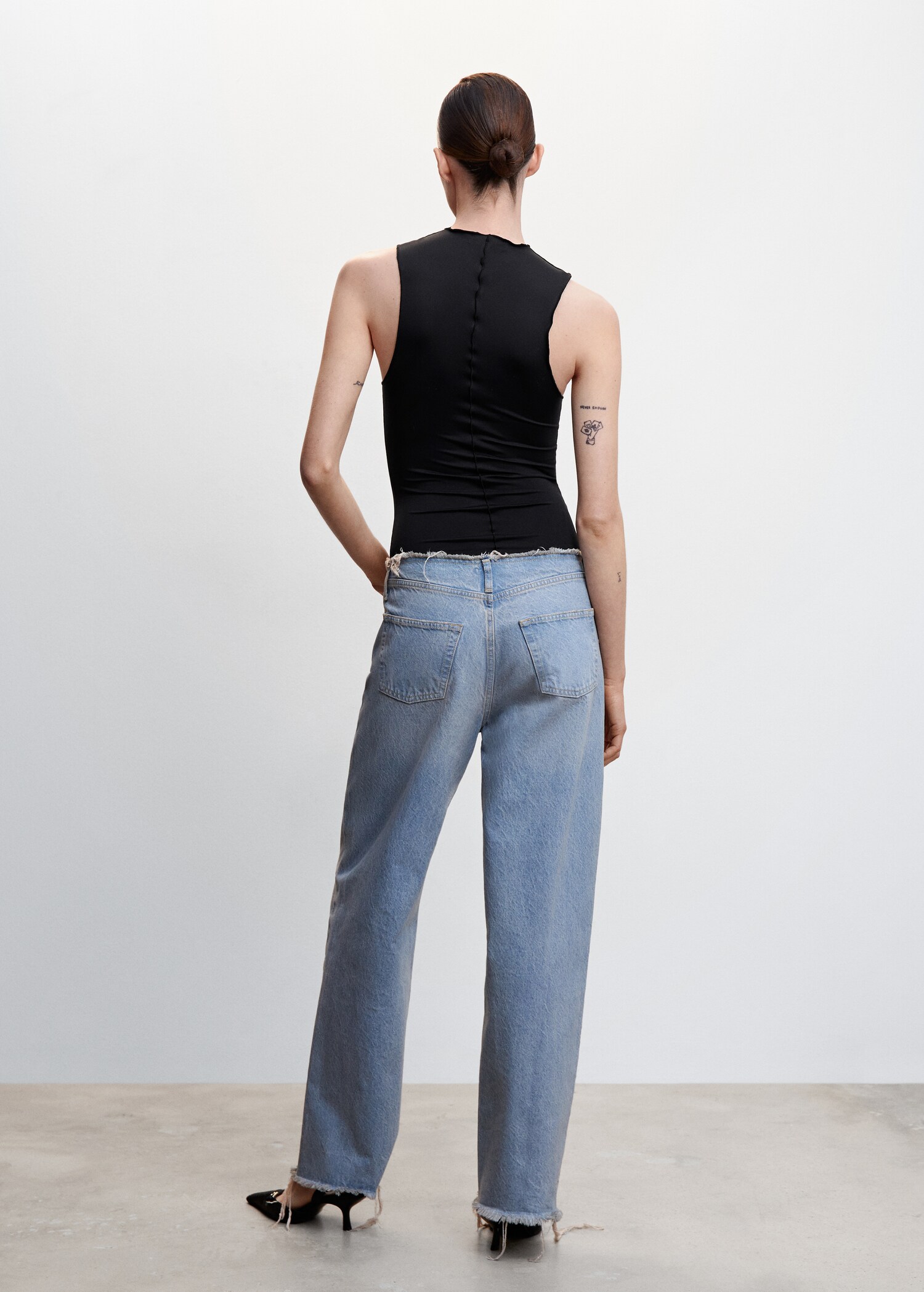 Top seam detail - Reverse of the article