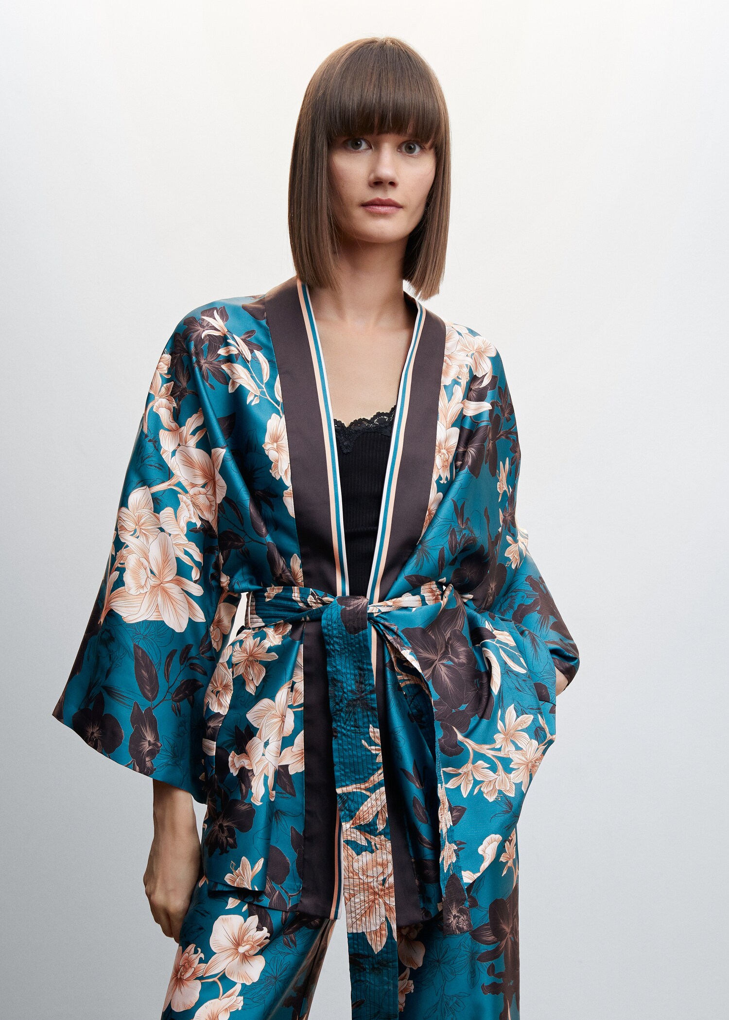 Kimono floral cierre lazo - Plano medio