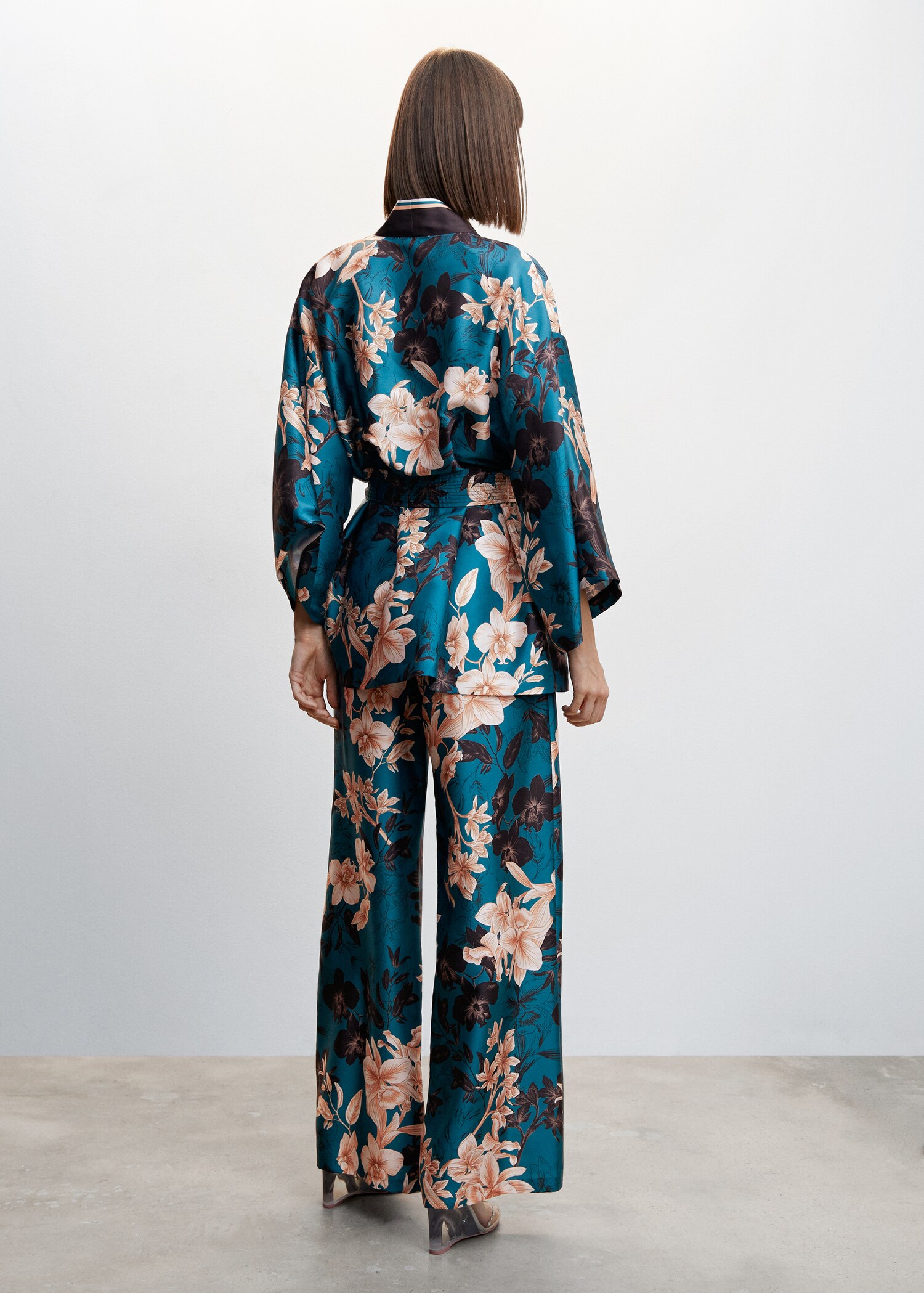 Kimono floral cierre lazo - Reverso del artículo