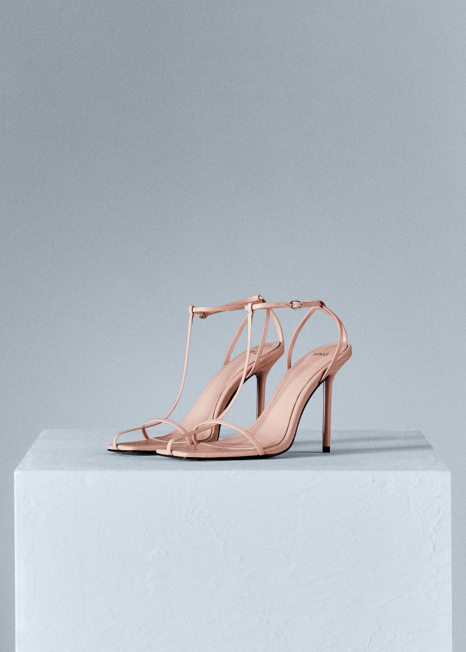 Heeled leather sandals with straps - Medium plane