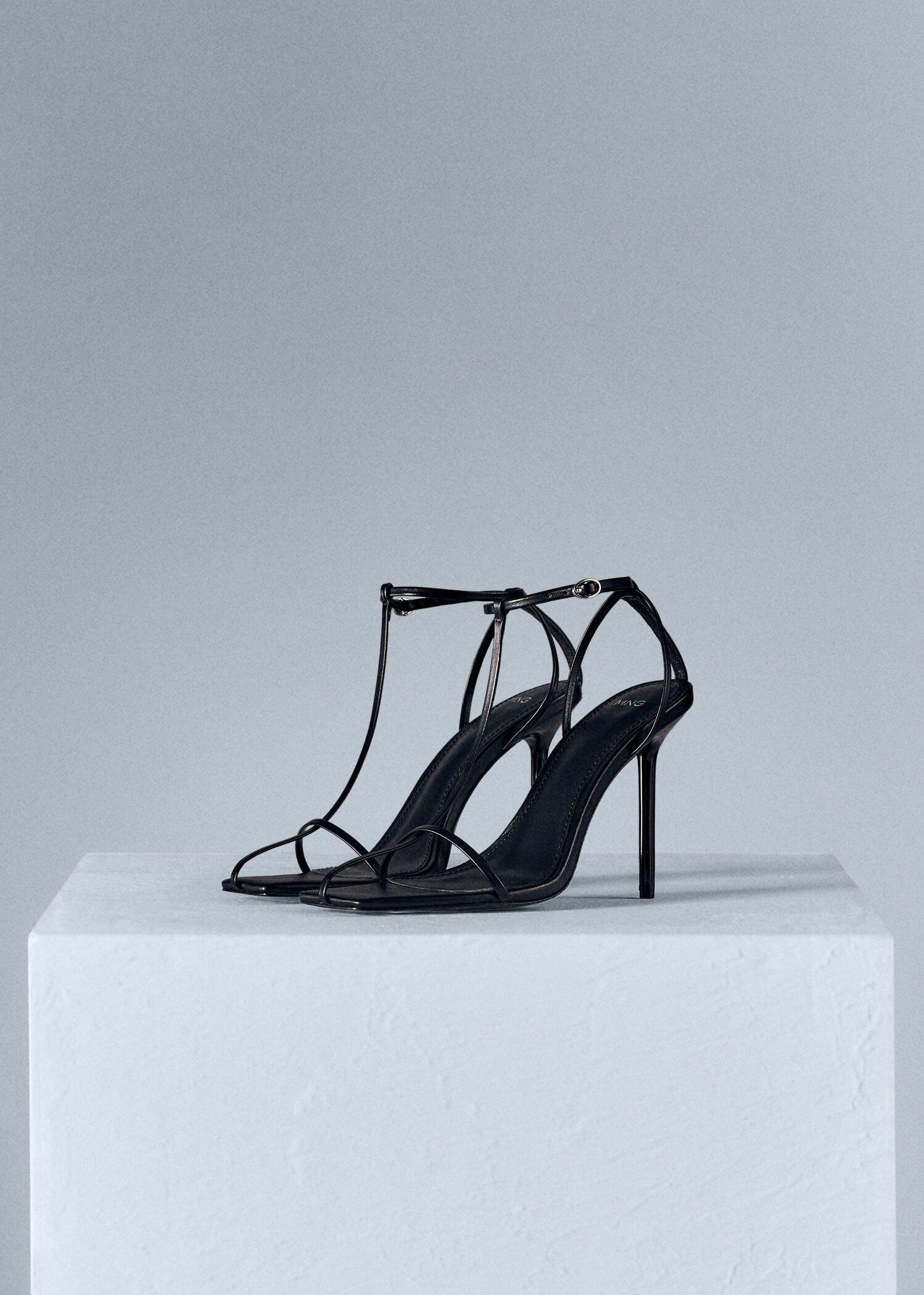 Heeled leather sandals with straps - Medium plane