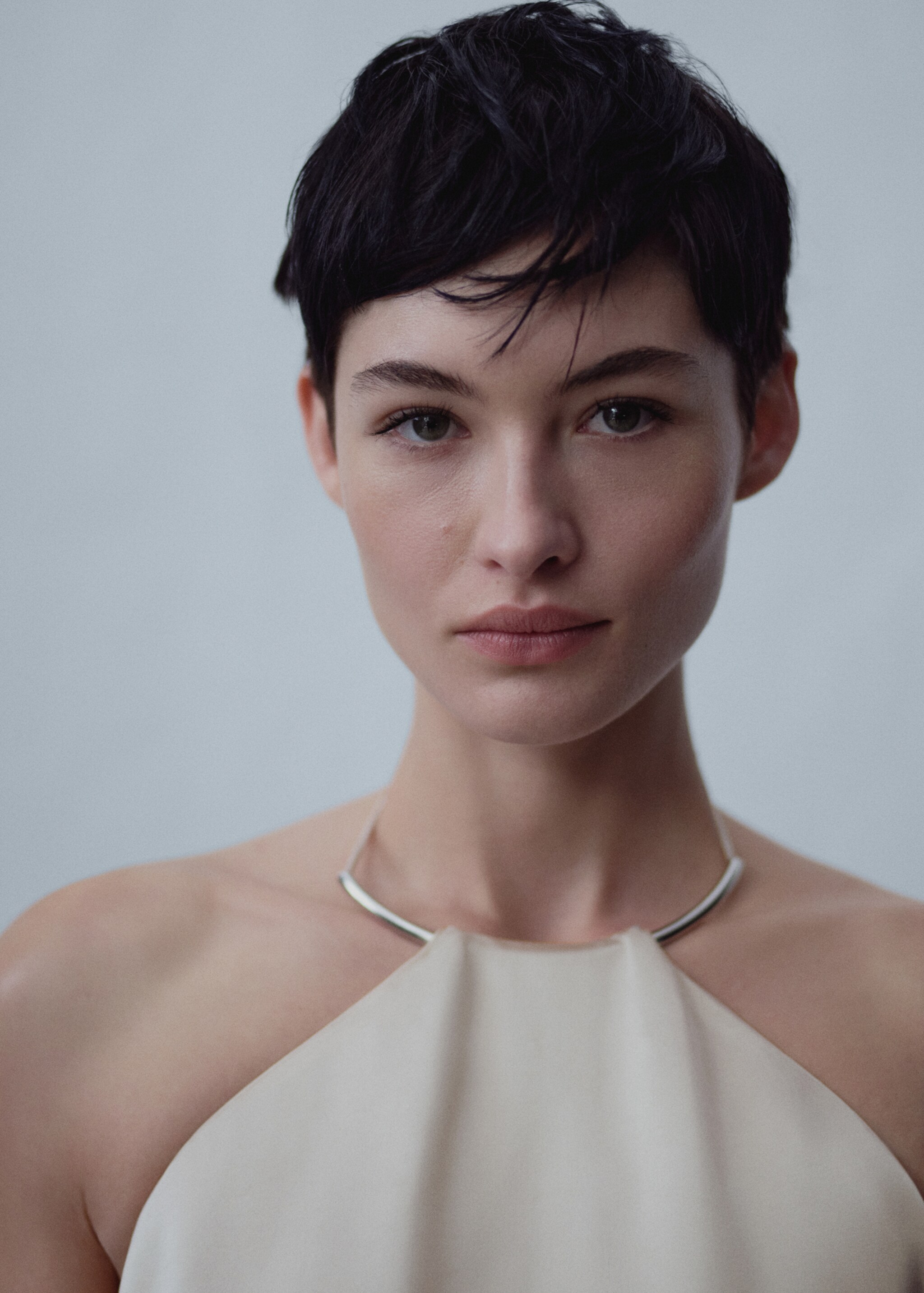 Rigid-neck satin dress - Medium plane