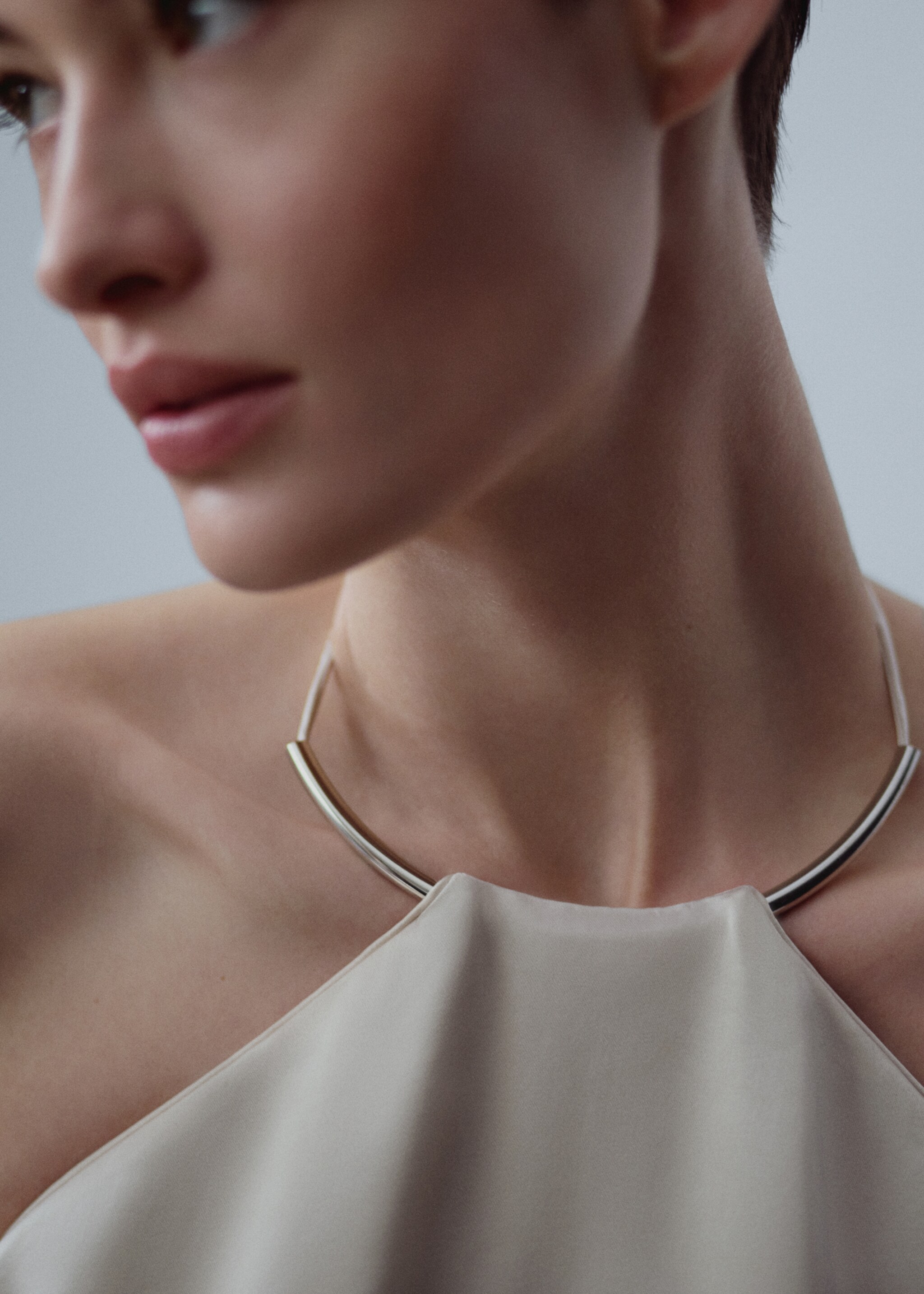Rigid-neck satin dress - Details of the article 1