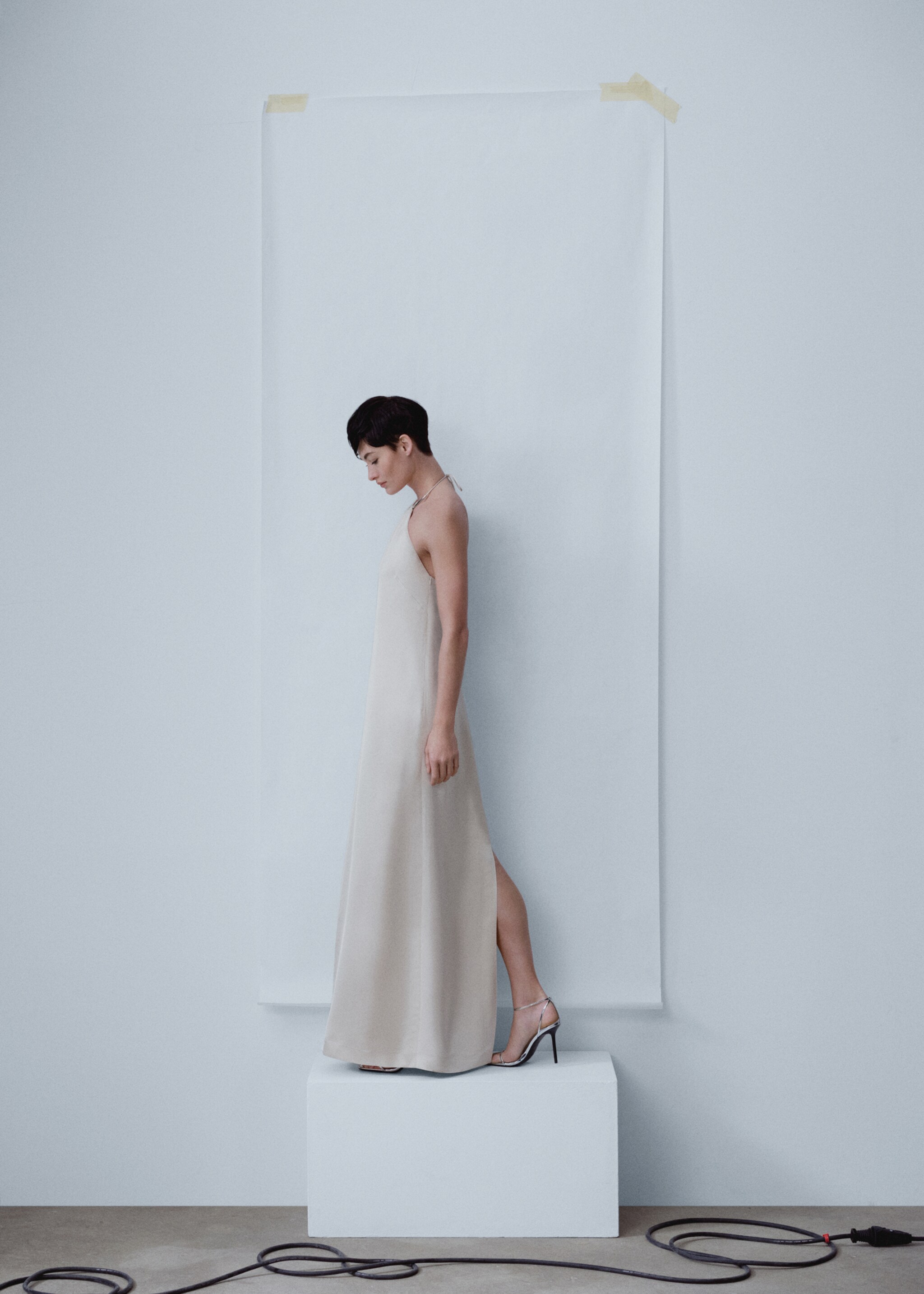 Rigid-neck satin dress - Details of the article 4