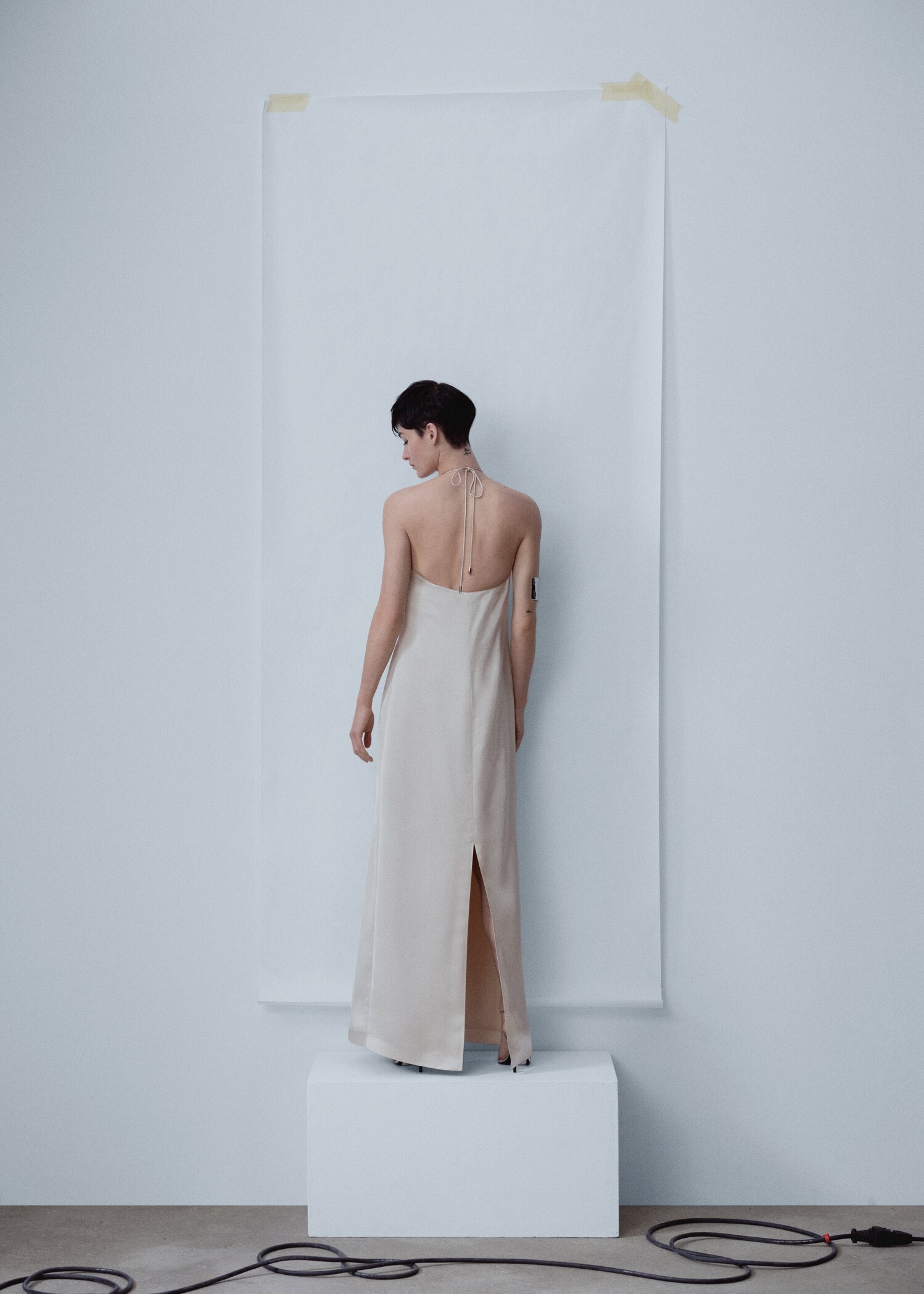 Robe en satin à col rigide - Verso de l’article