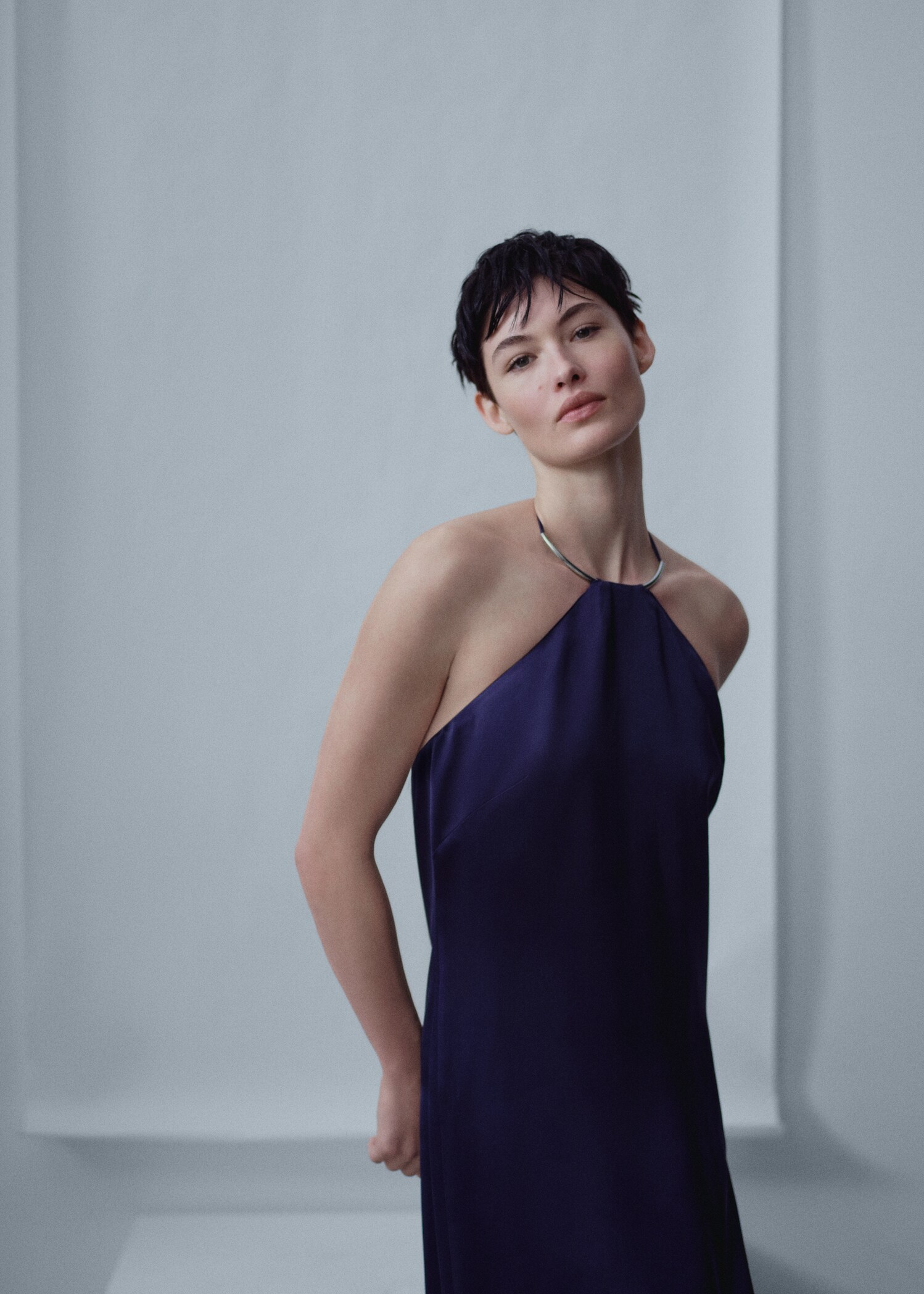 Robe en satin à col rigide - Plan moyen