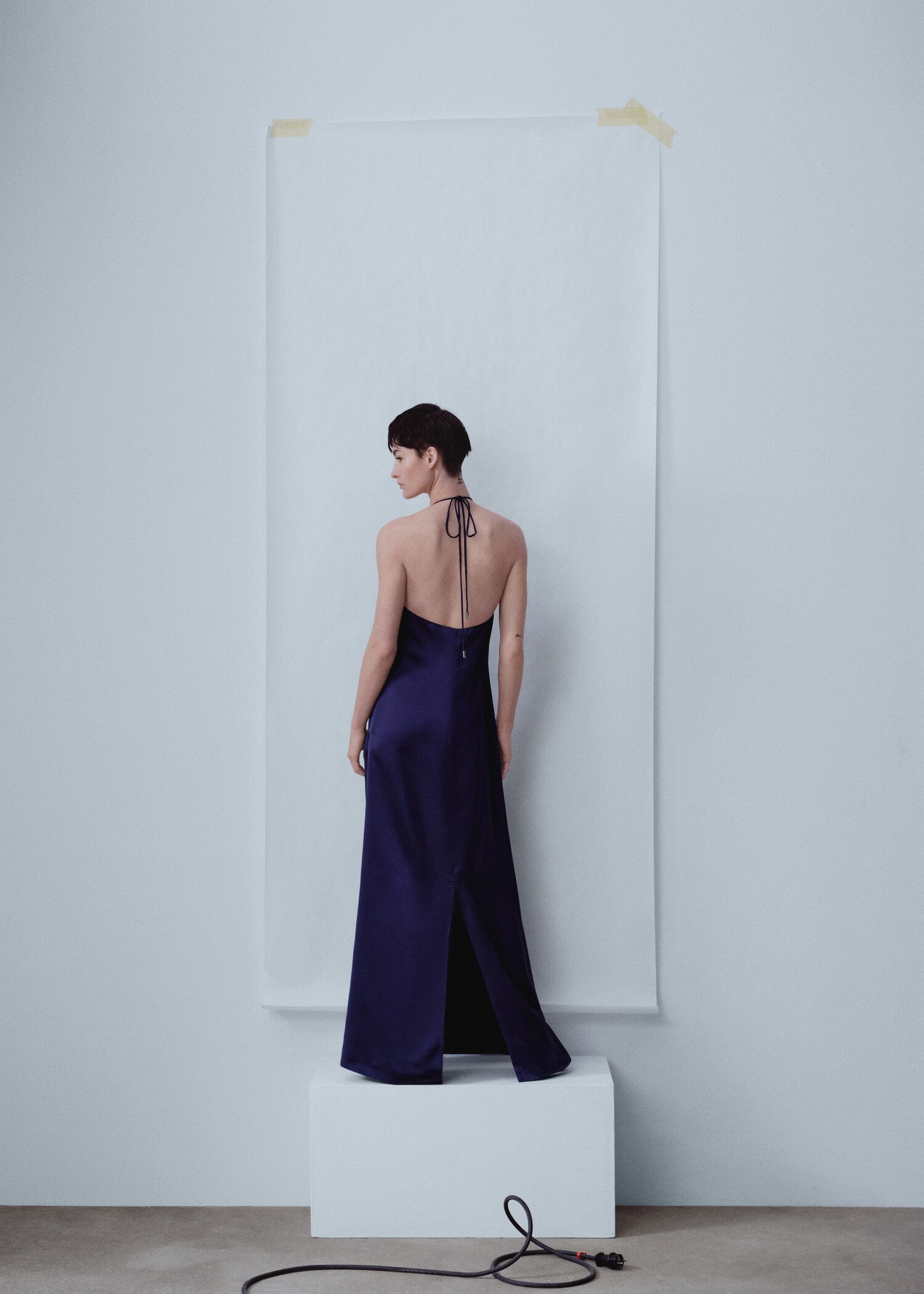 Robe en satin à col rigide - Verso de l’article
