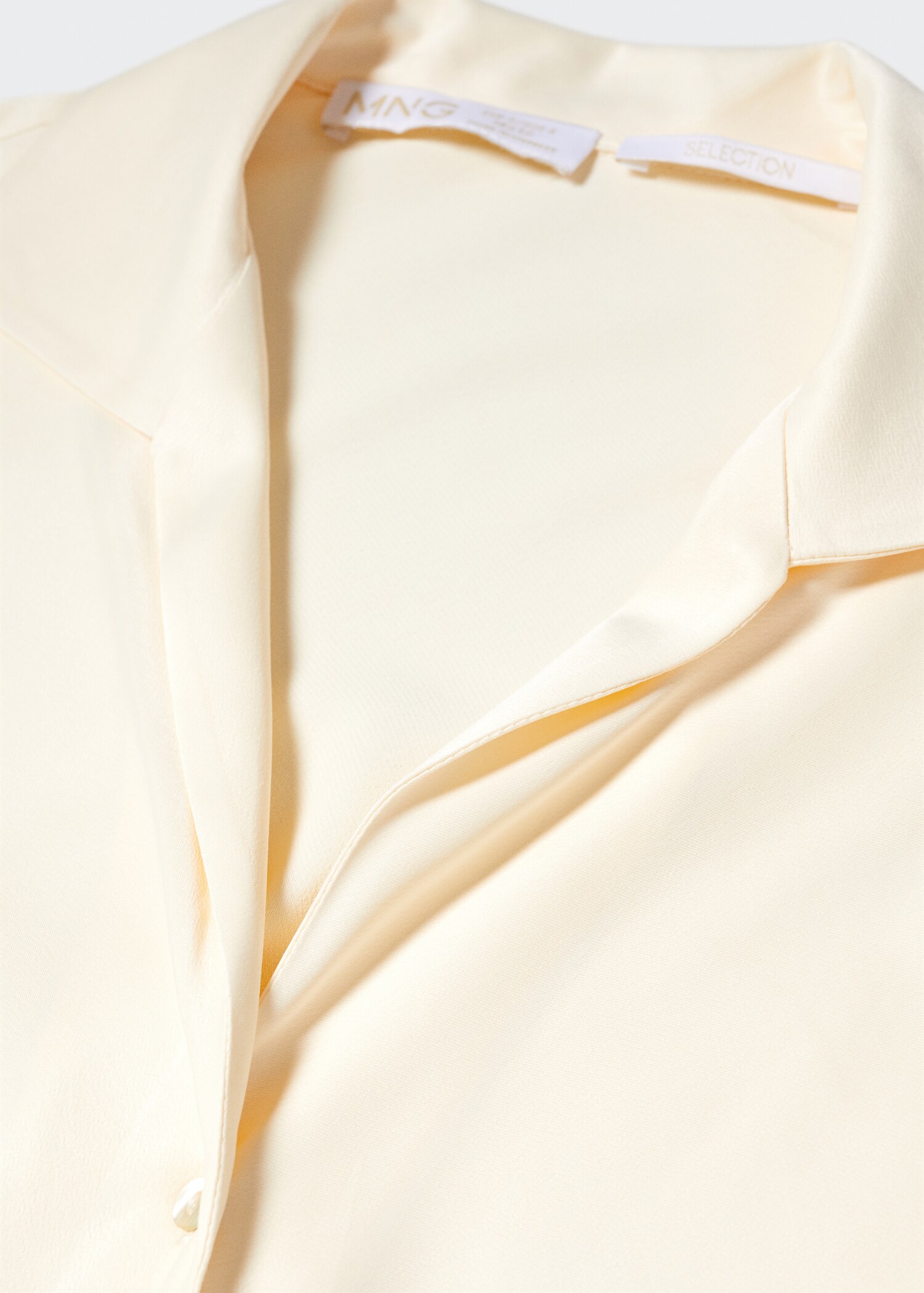 Tailliertes Hemd mit drapiertem Detail - Detail des Artikels 8