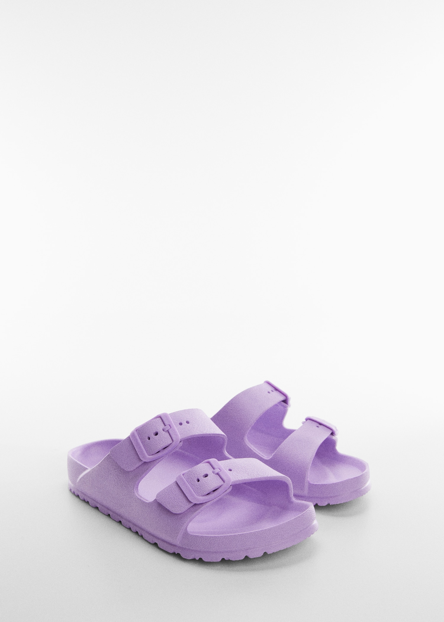 Slippers med spenner - Halvtotal bildeutsnitt
