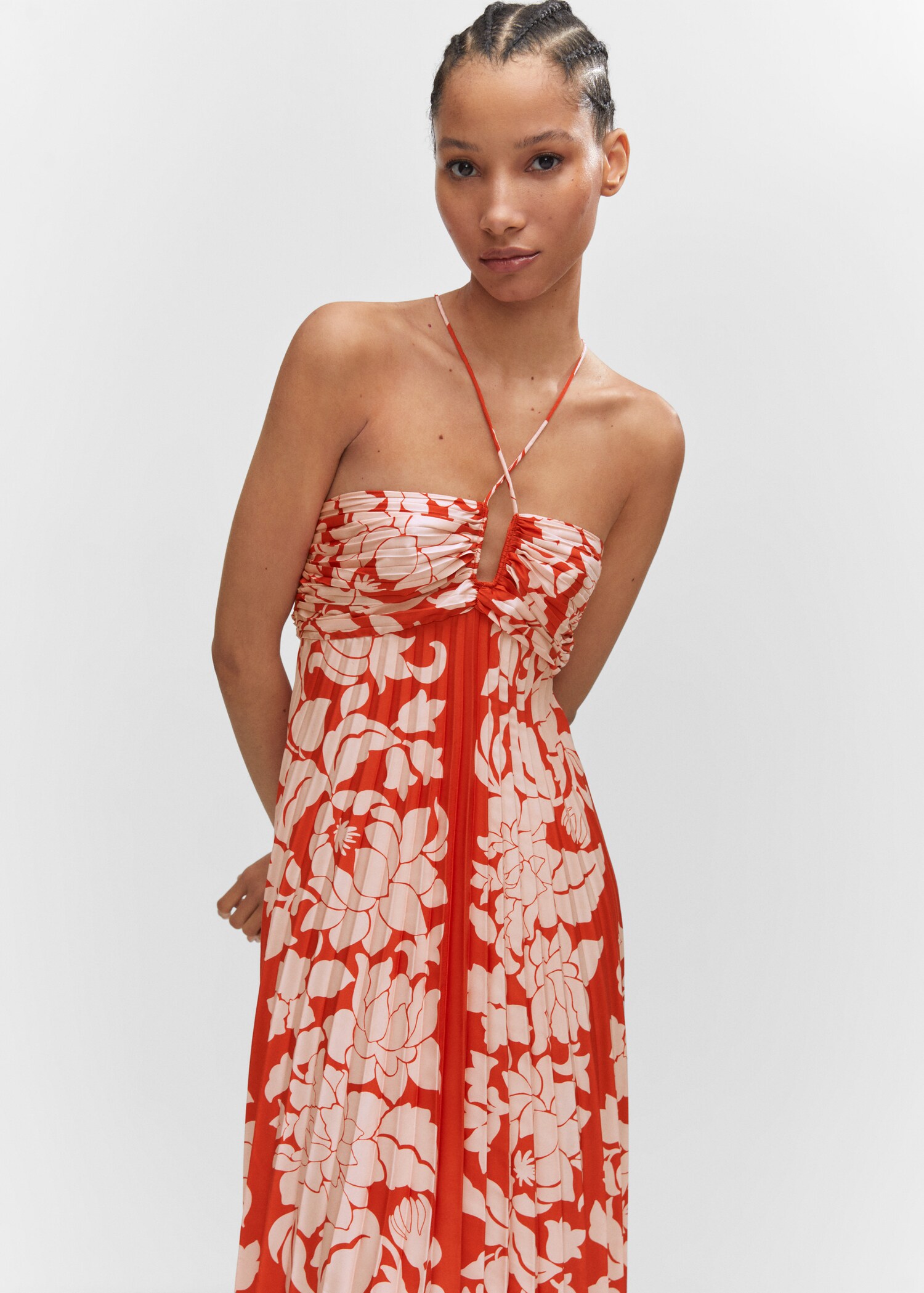 Vestido plisado cuello halter - Plano medio