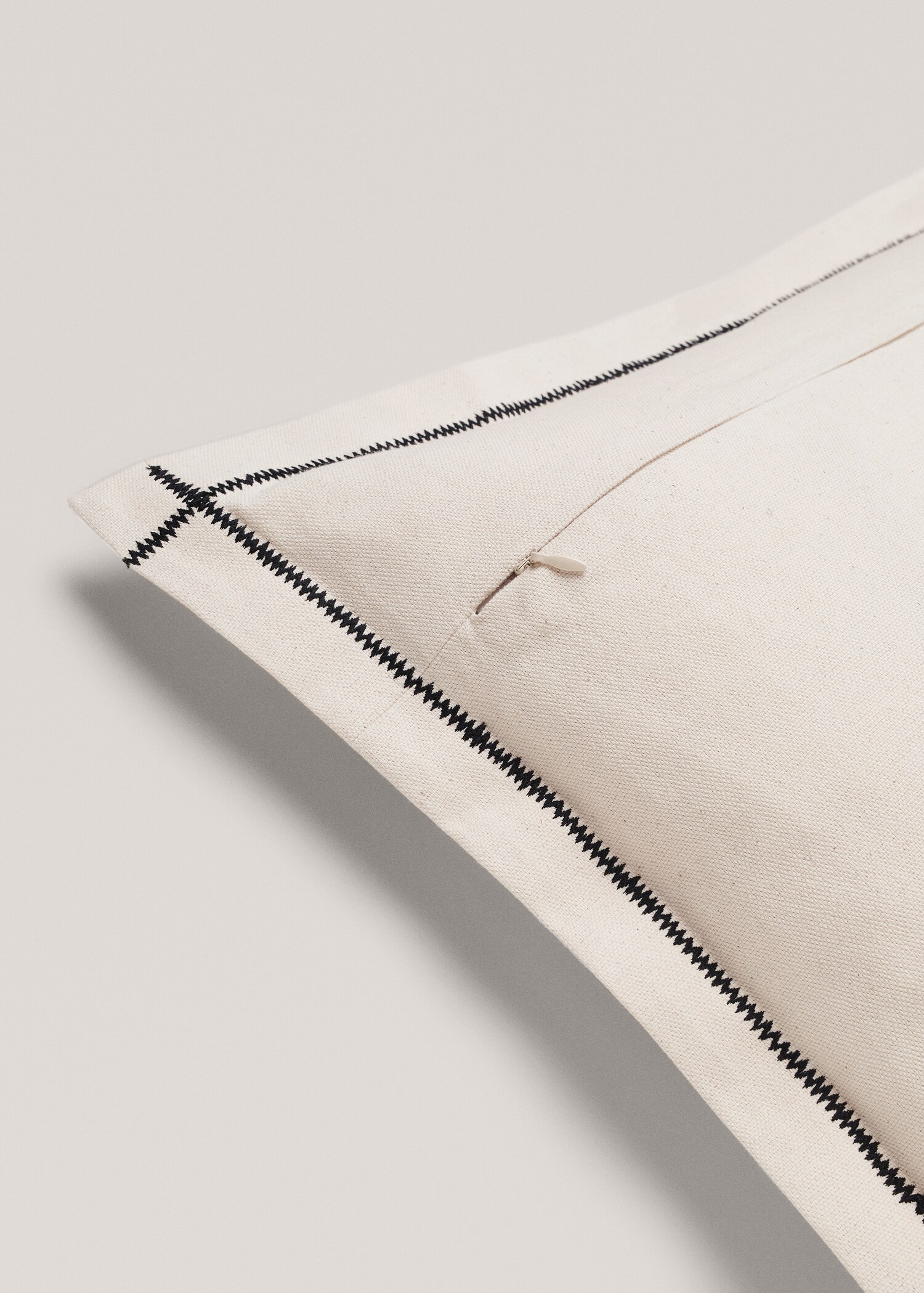 Embroidered cushion cover - Details of the article 2