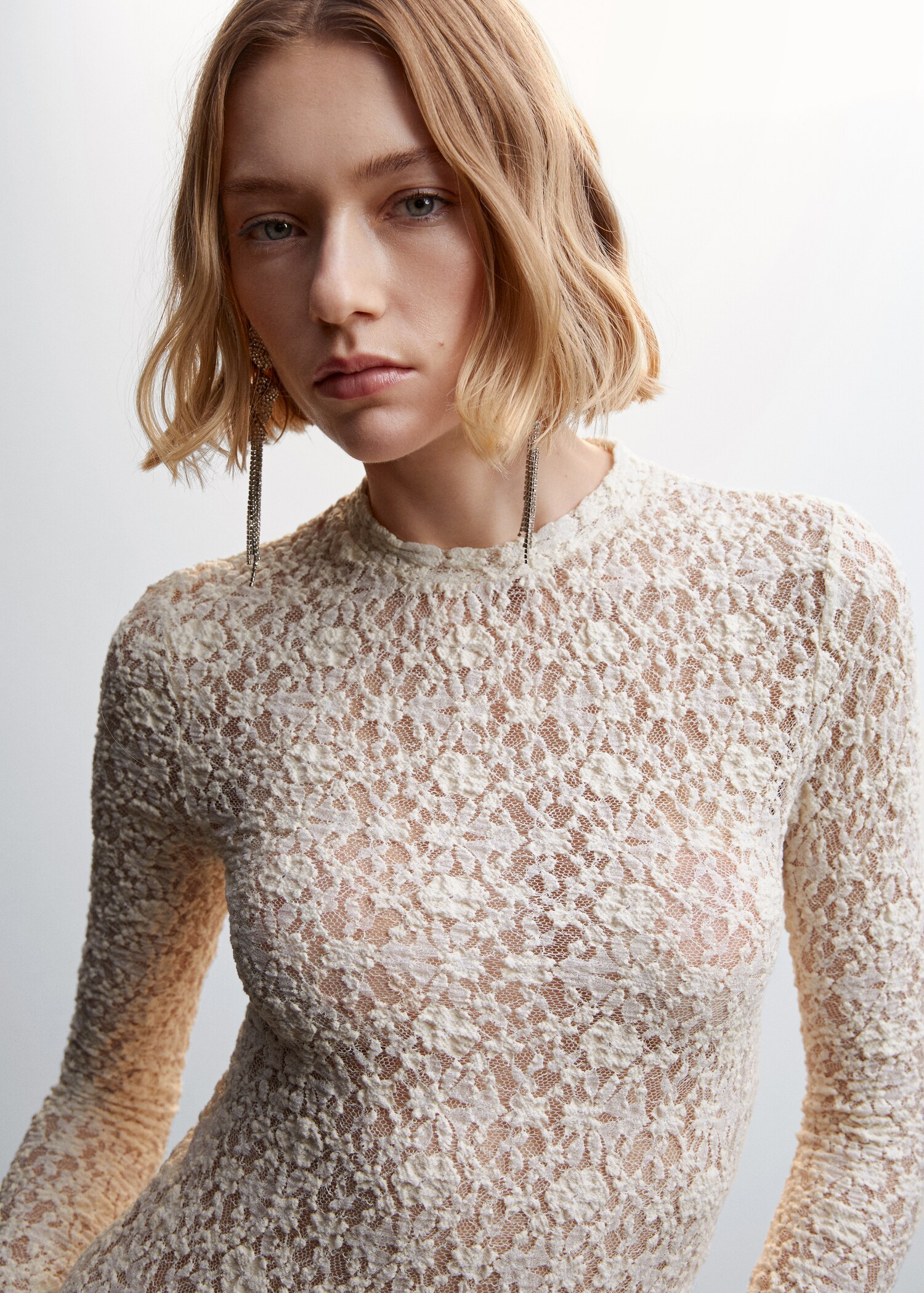 Halbtransparentes T-Shirt mit Stickerei - Detail des Artikels 1