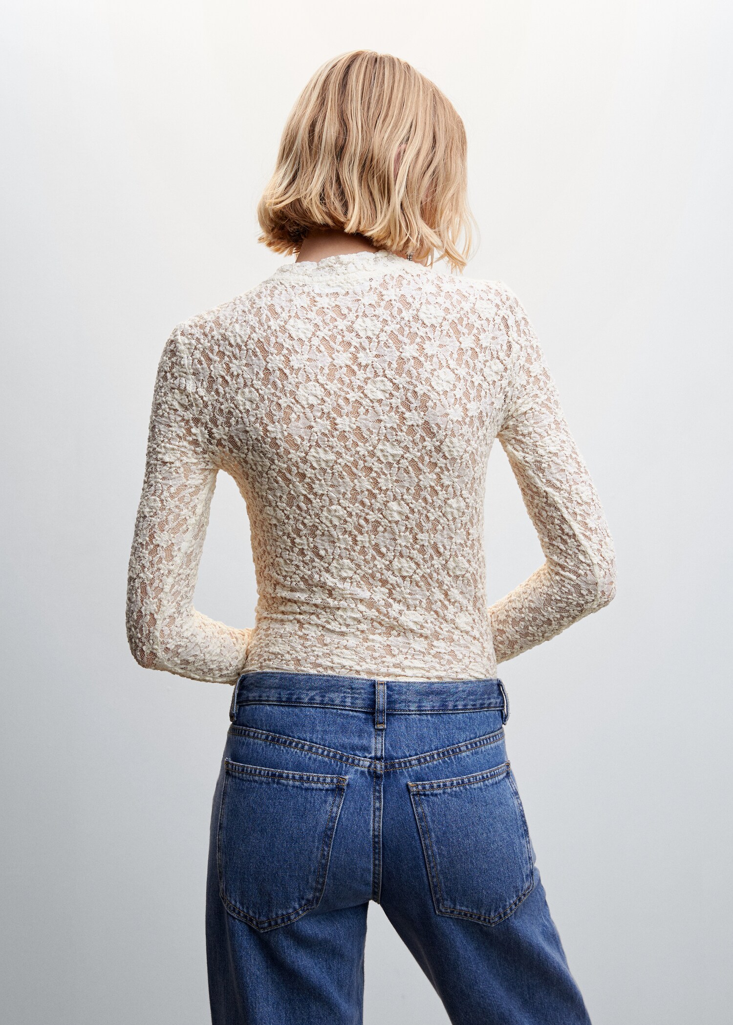 Halbtransparentes T-Shirt mit Stickerei - Rückseite des Artikels