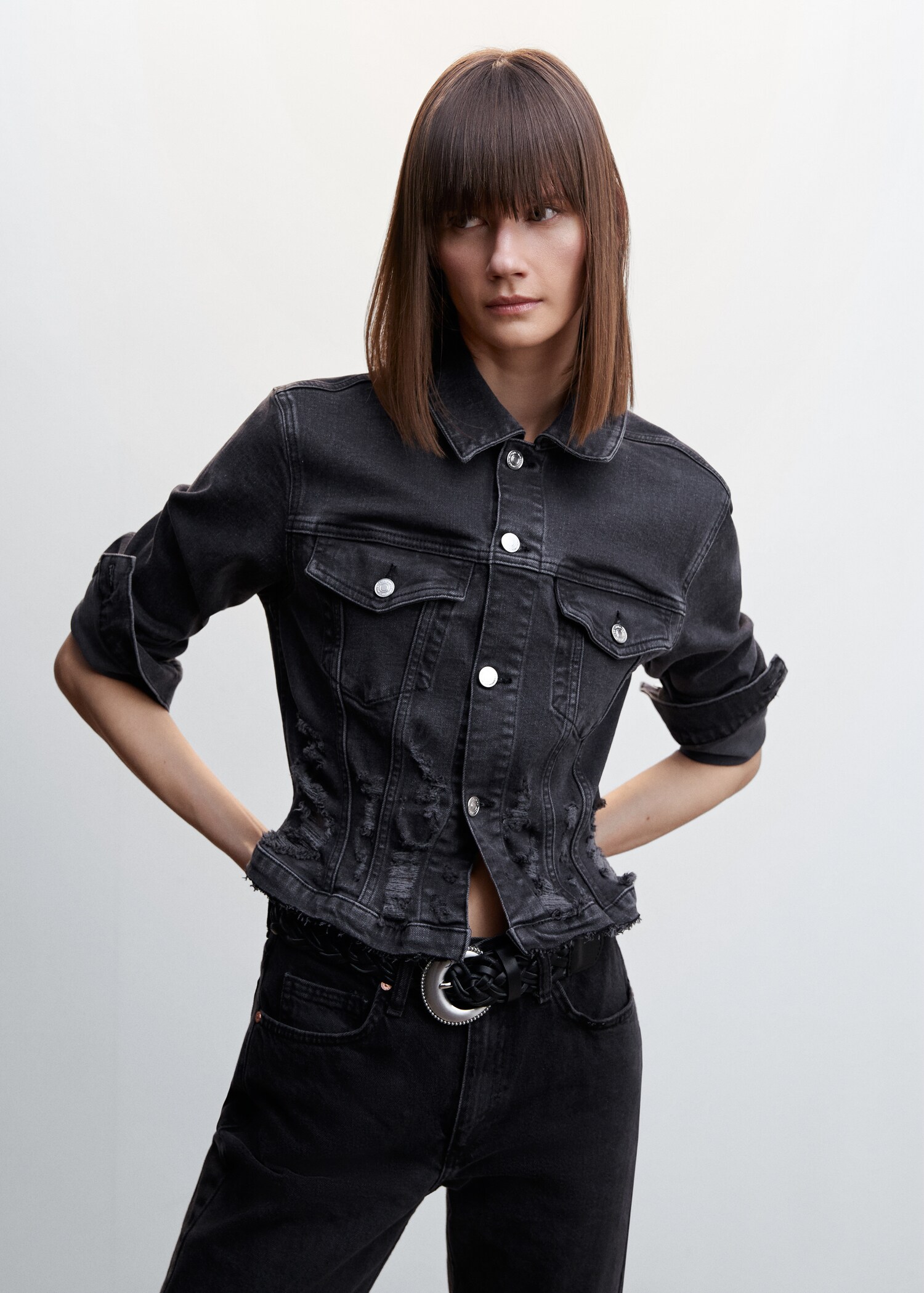 Blouson jean bords effilochés - Plan moyen