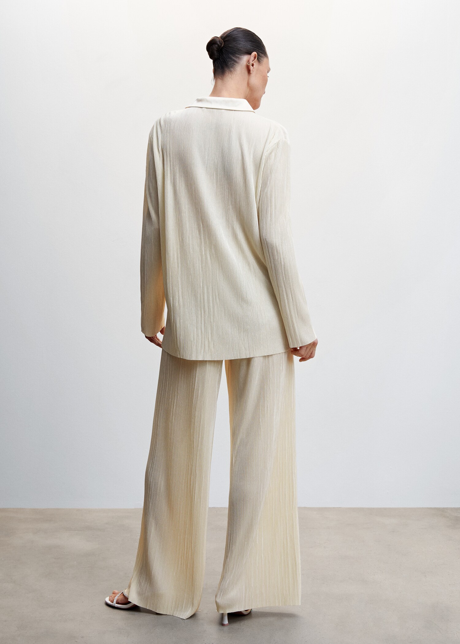 Pleated palazzo pants - Reverse of the article