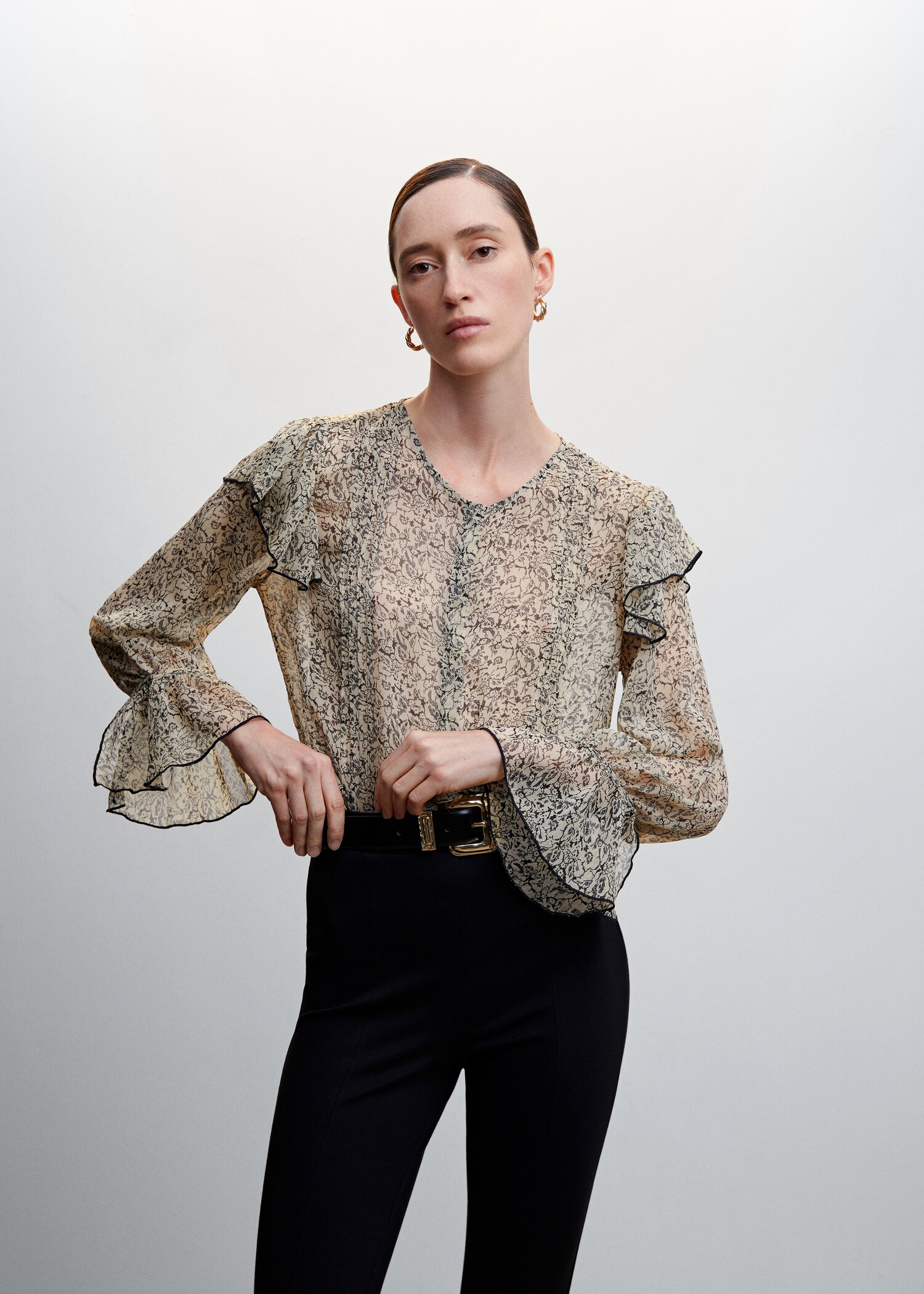 Bluse mit Blumenmuster - Mittlere Ansicht