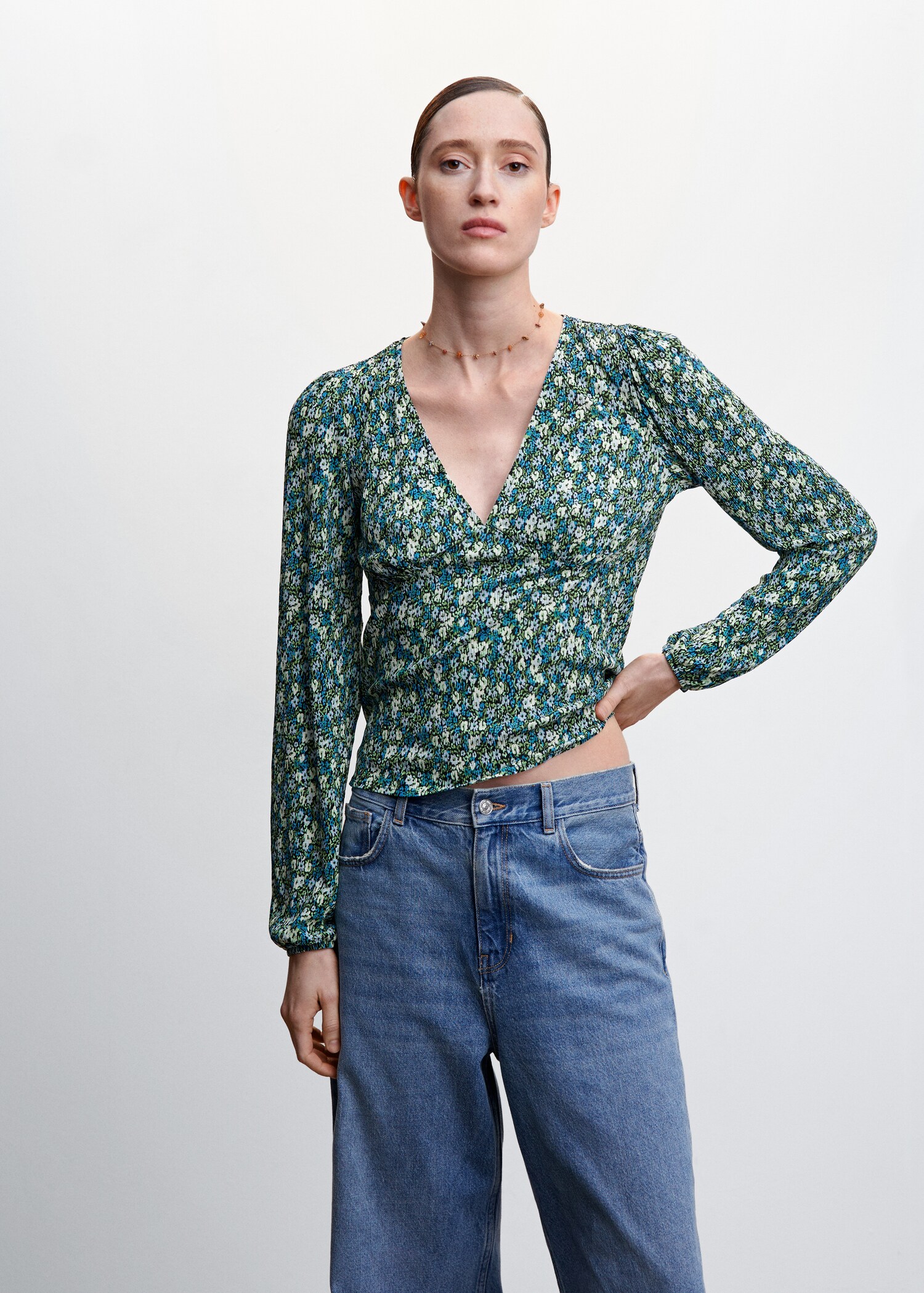 V-neckline blouse - Medium plane