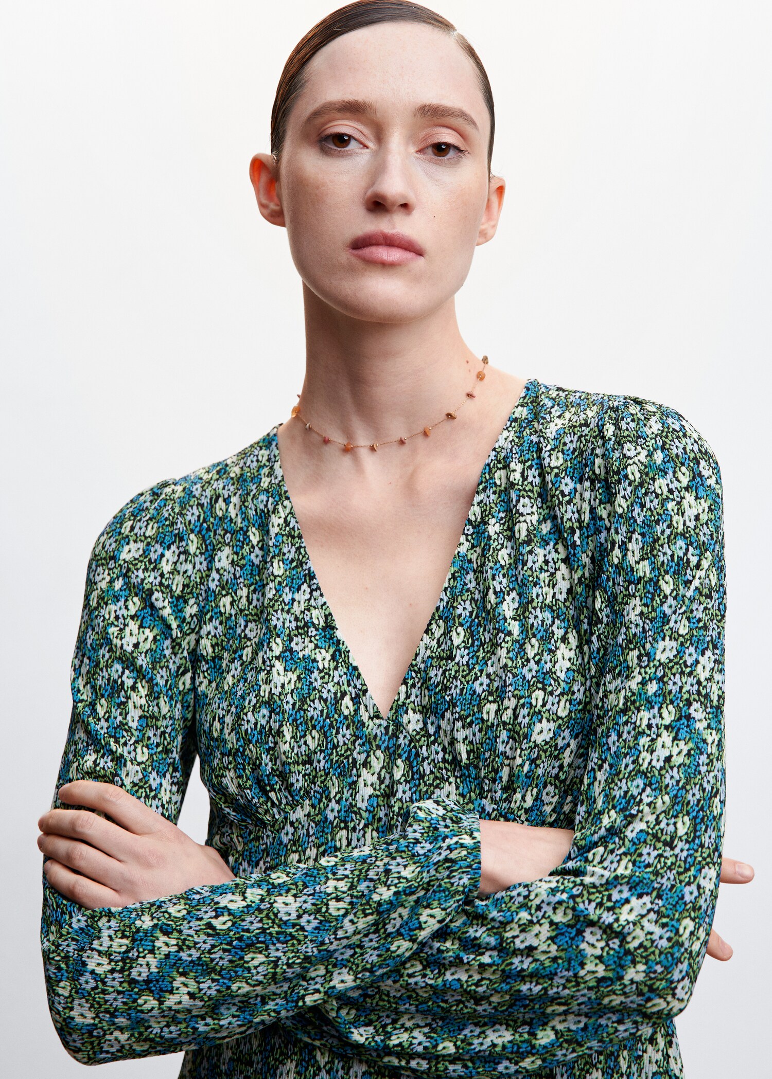 V-neckline blouse - Details of the article 1