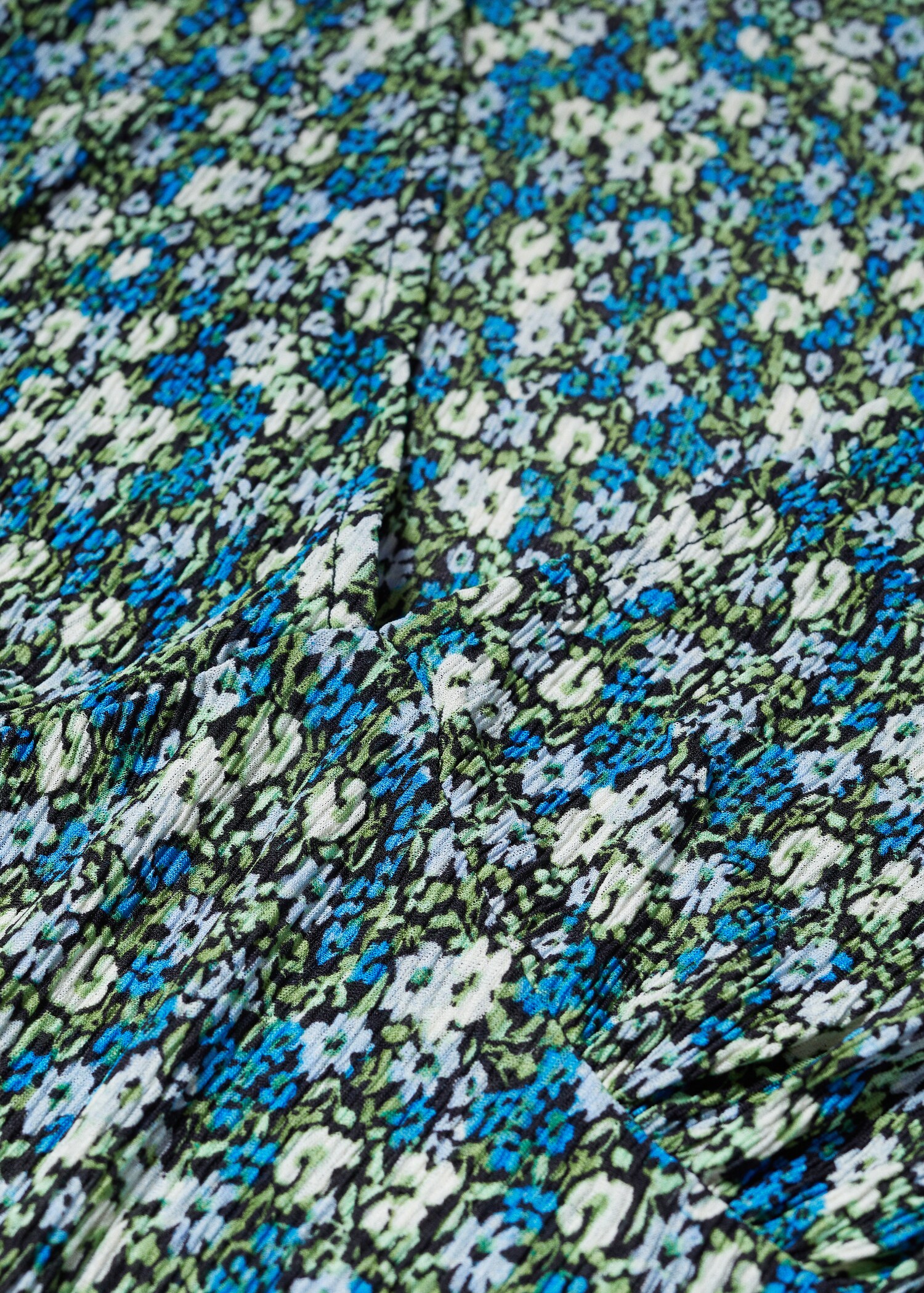 V-neckline blouse - Details of the article 8