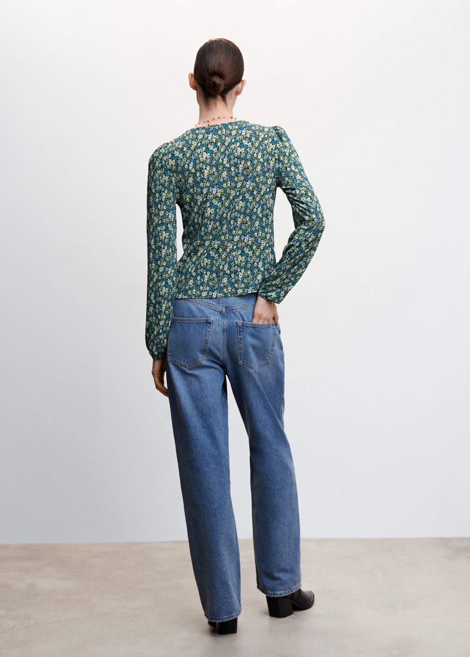 V-neckline blouse - Reverse of the article
