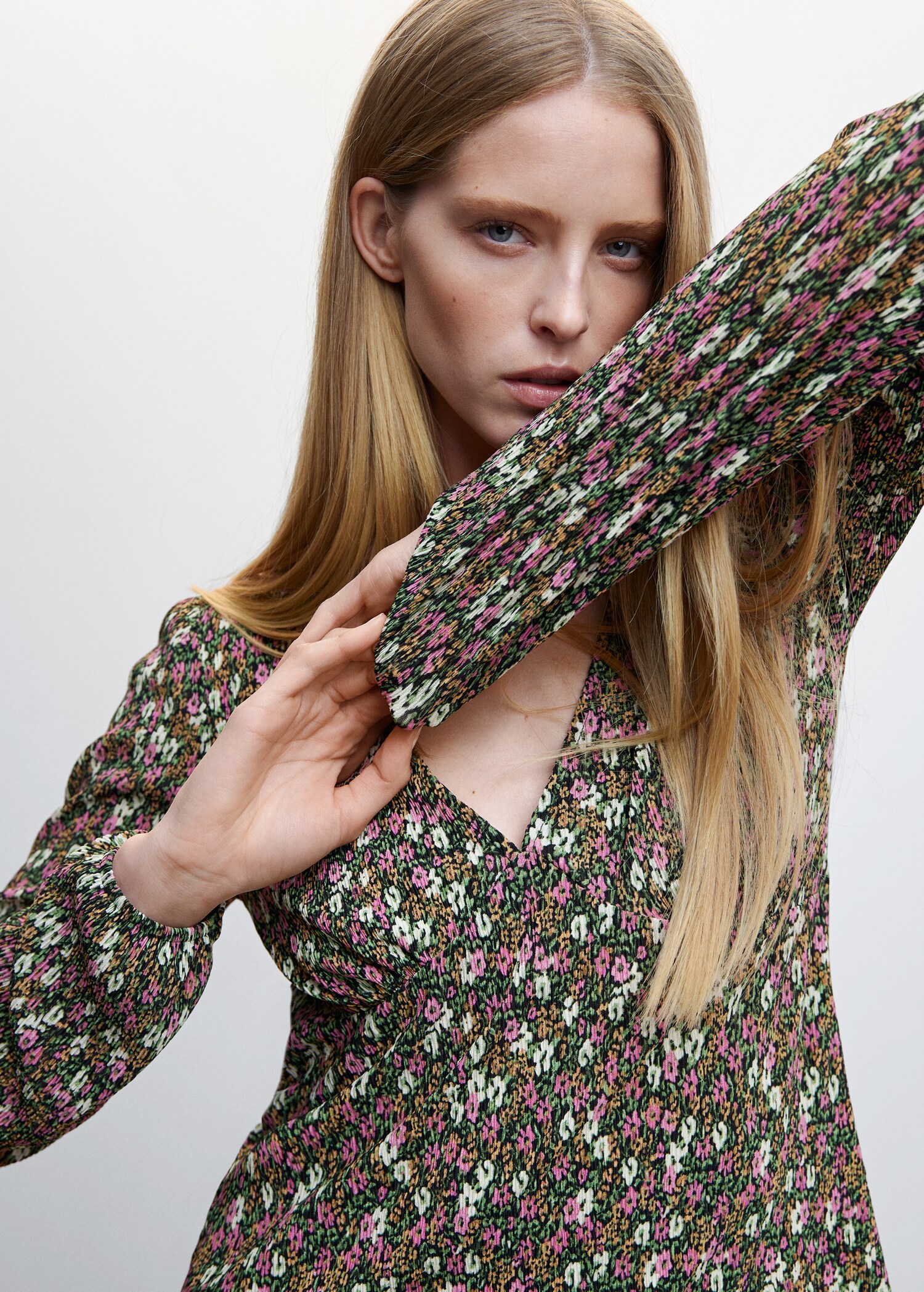 V-neckline blouse - Details of the article 1