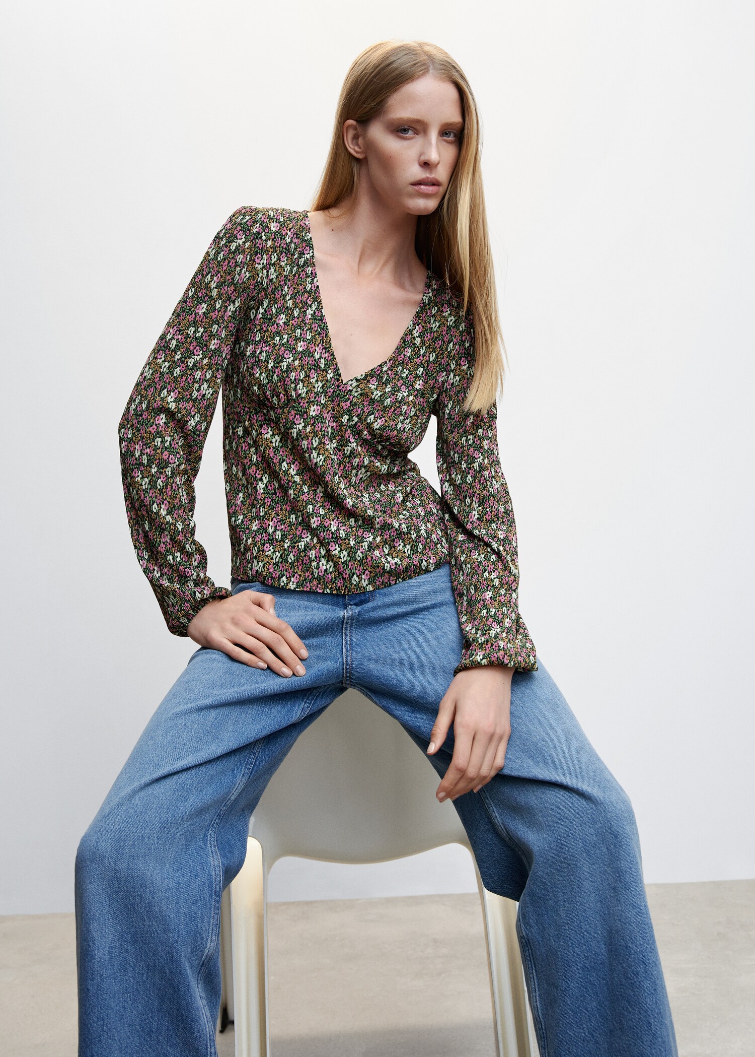 V-neckline blouse - Details of the article 2