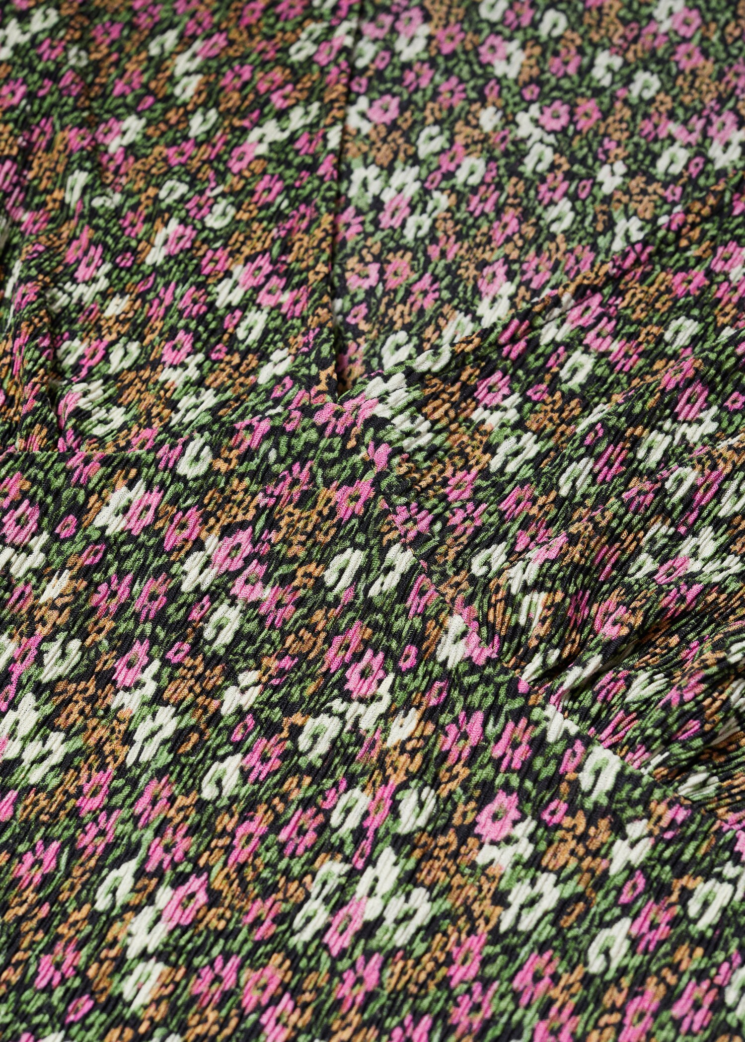 V-neckline blouse - Details of the article 8