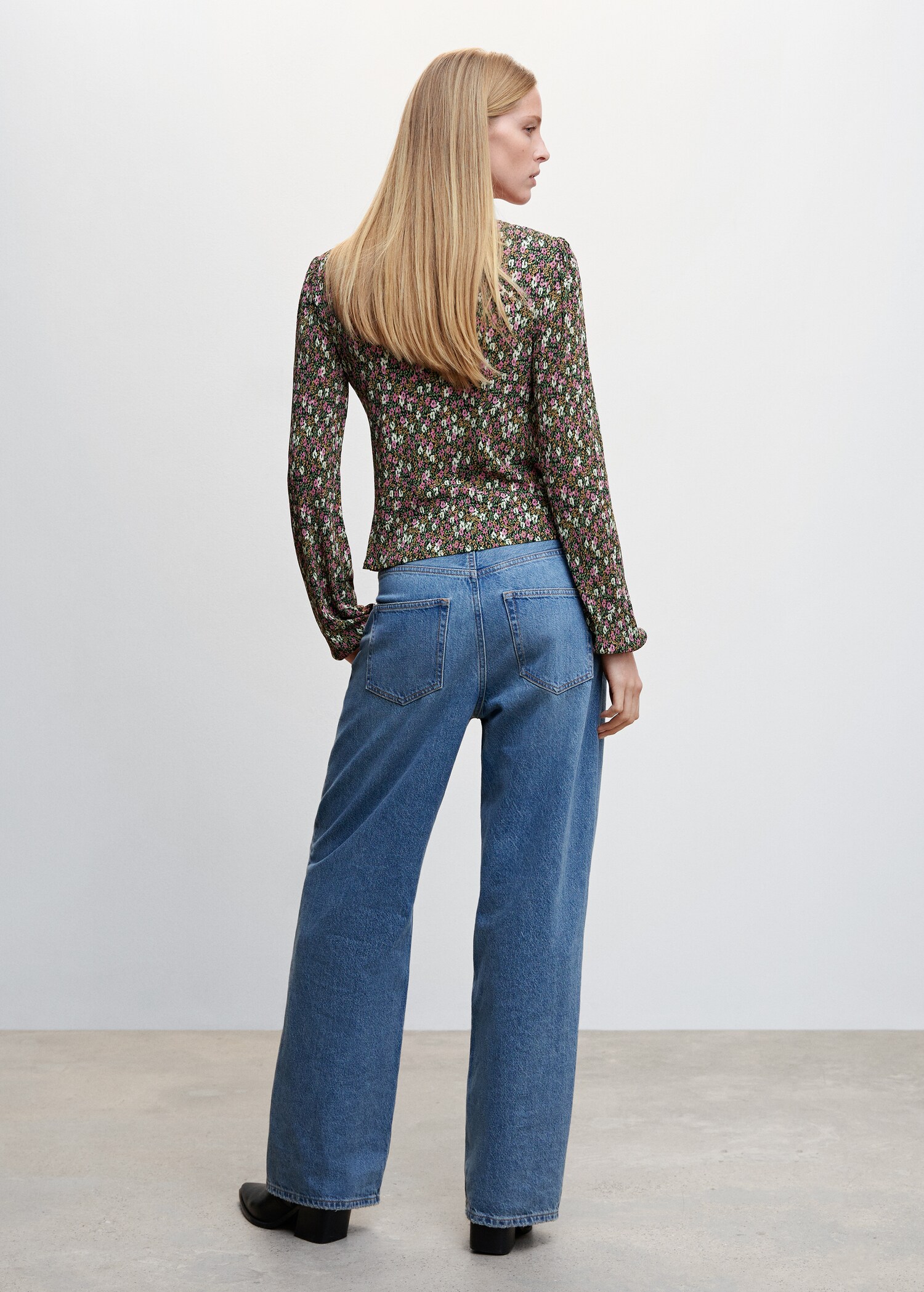 V-neckline blouse - Reverse of the article