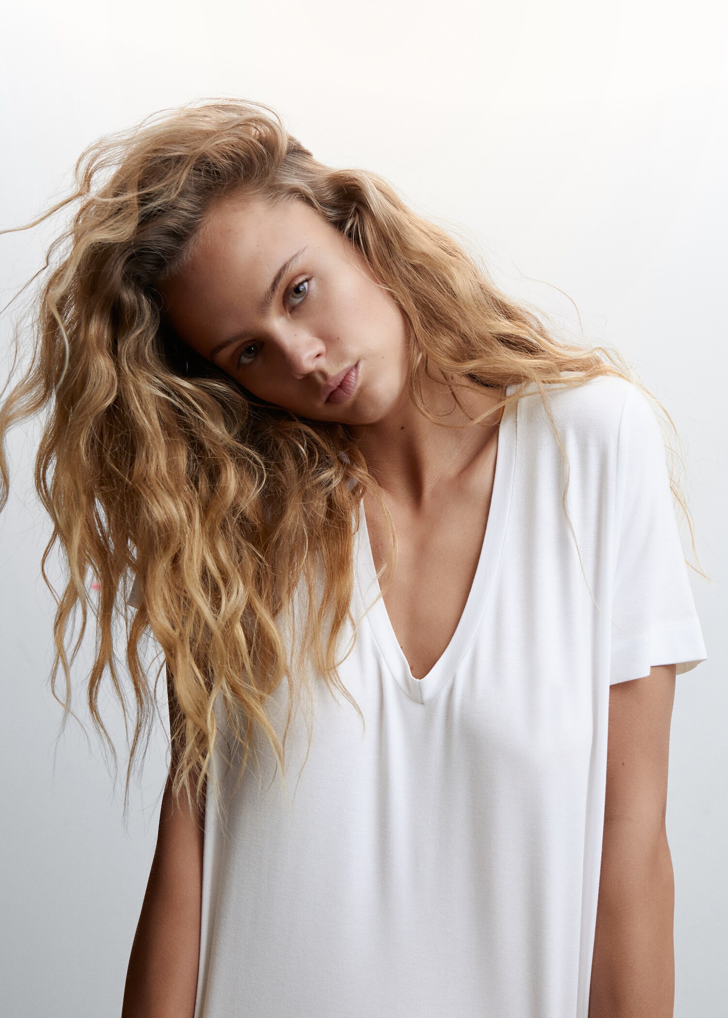 V-neck flowy t-shirt - Details of the article 1