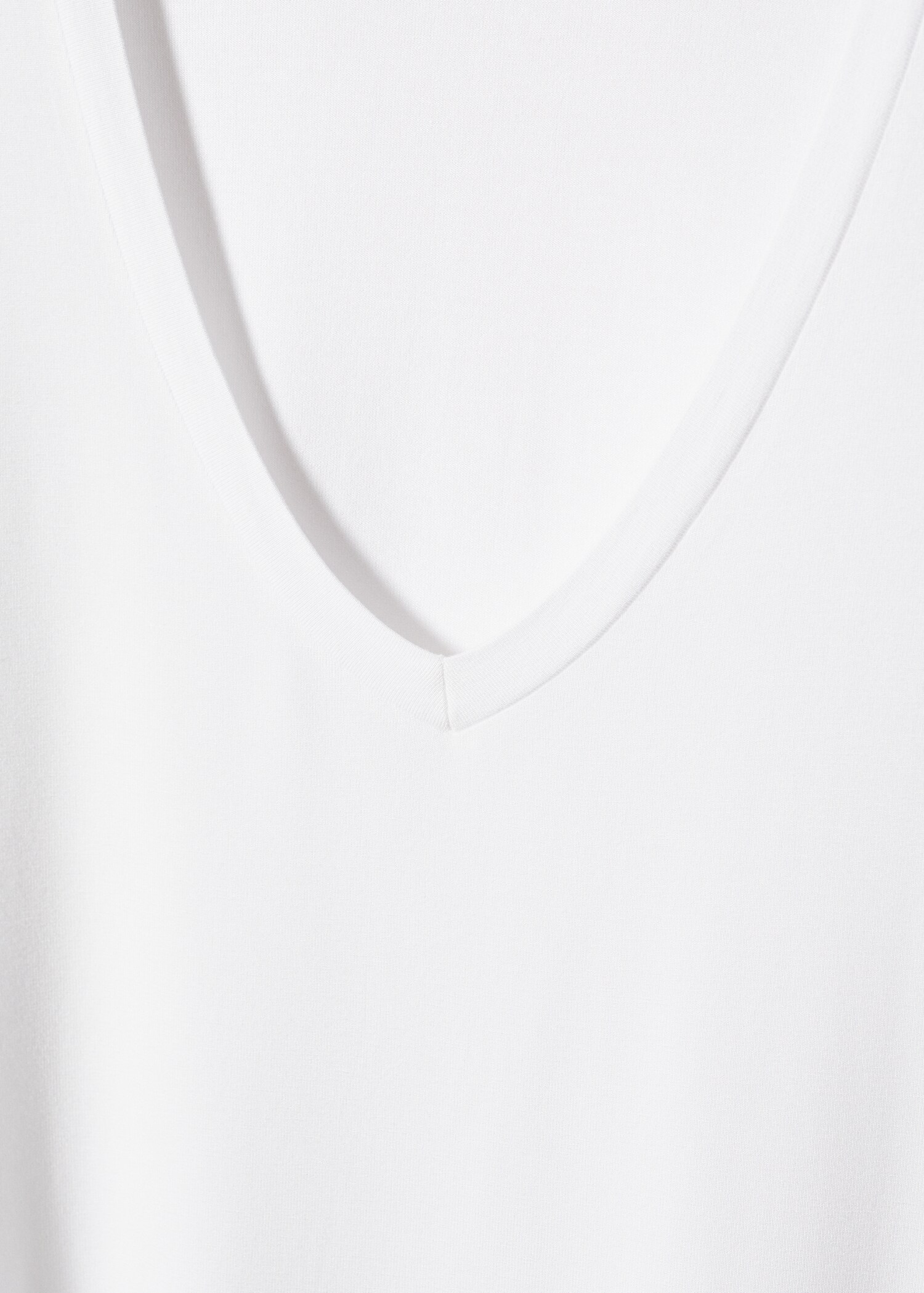 V-neck flowy t-shirt - Details of the article 8