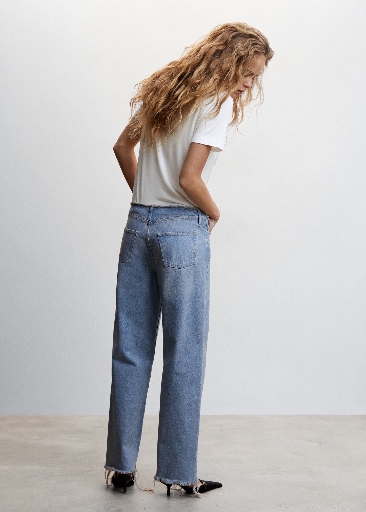 V-neck flowy t-shirt - Reverse of the article